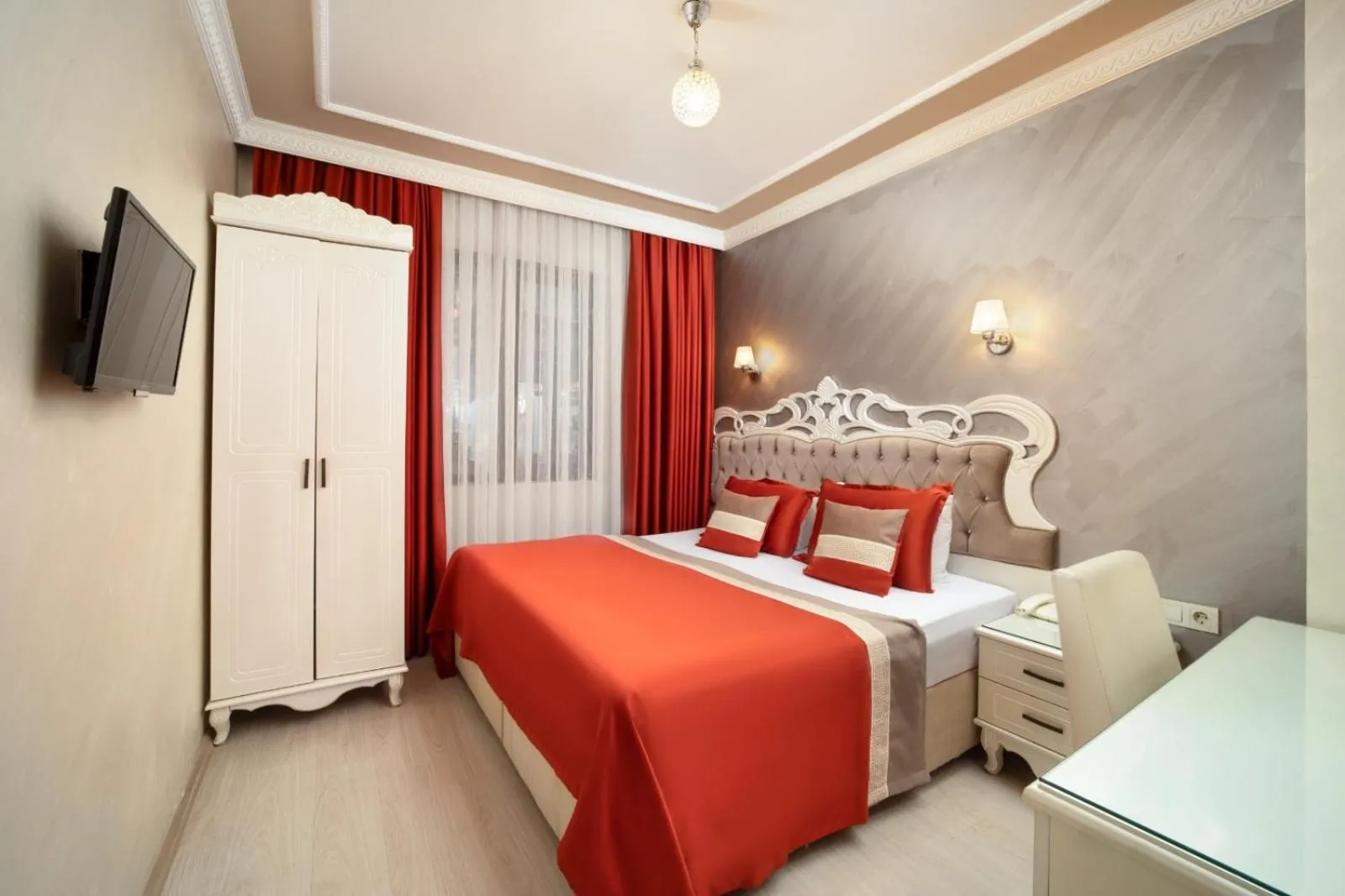 Bed in Deluxe Newport Hotel - Old City