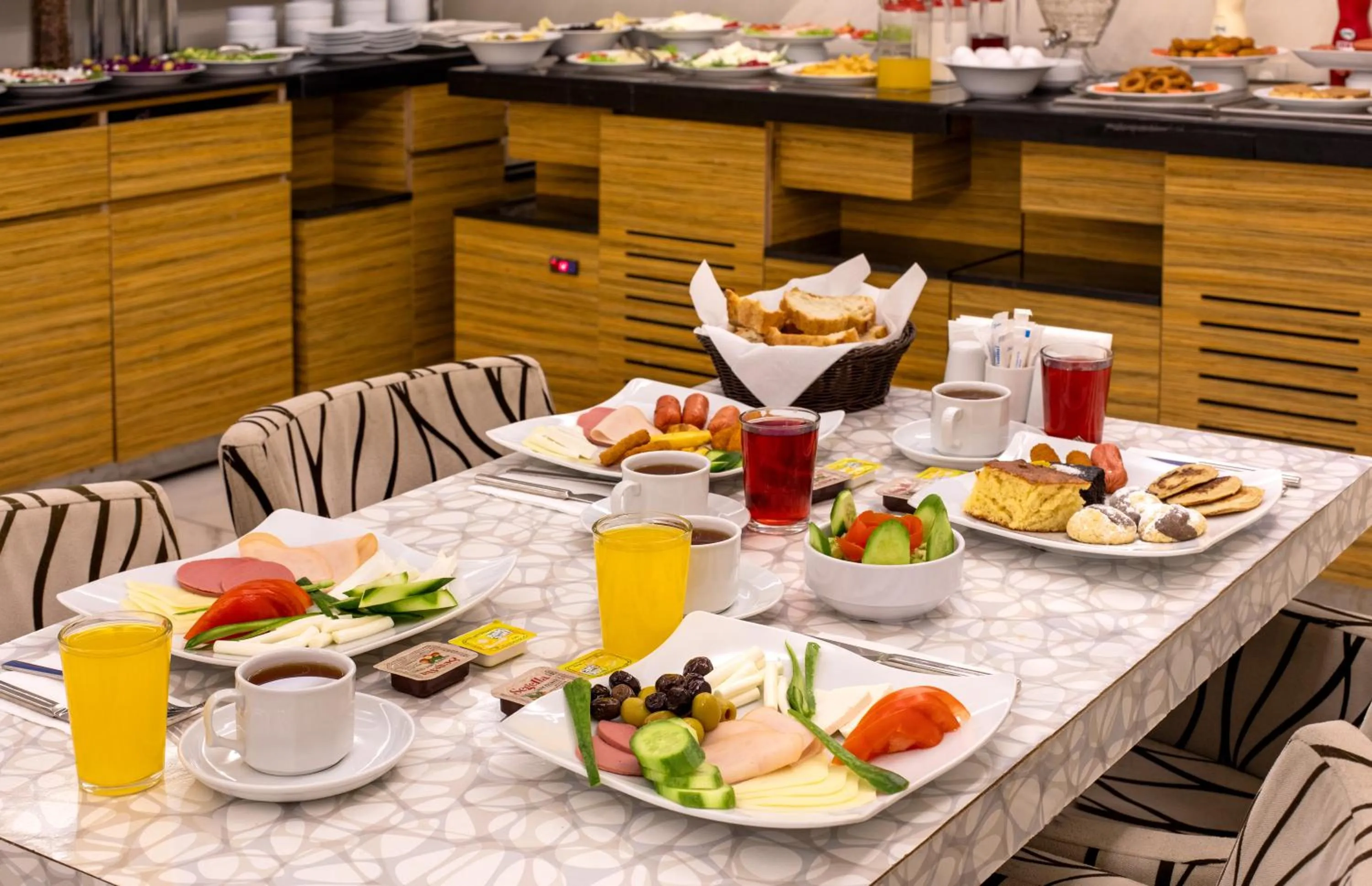 Restaurant/places to eat in Deluxe Newport Hotel - Old City