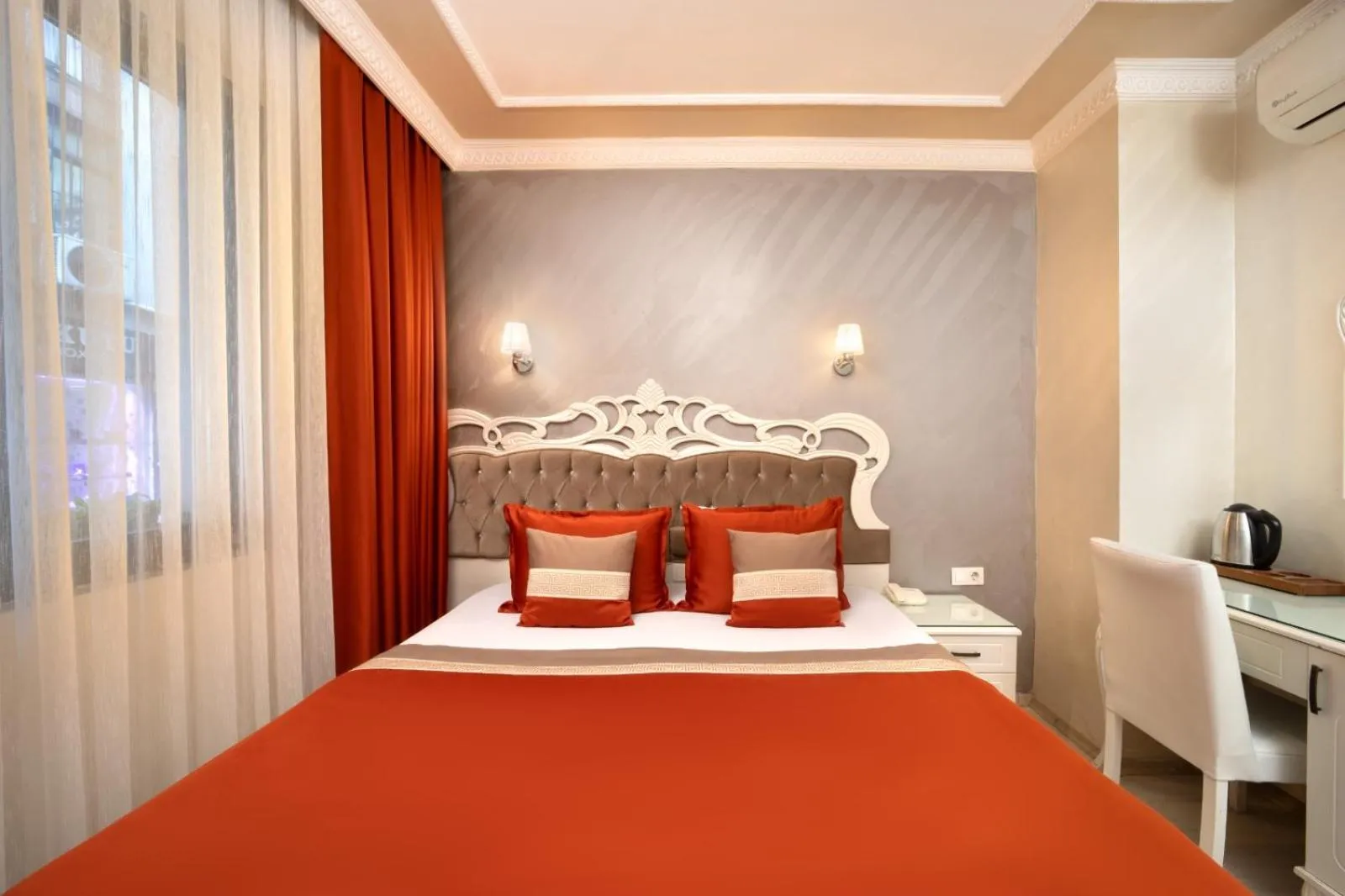 Bed in Deluxe Newport Hotel - Old City