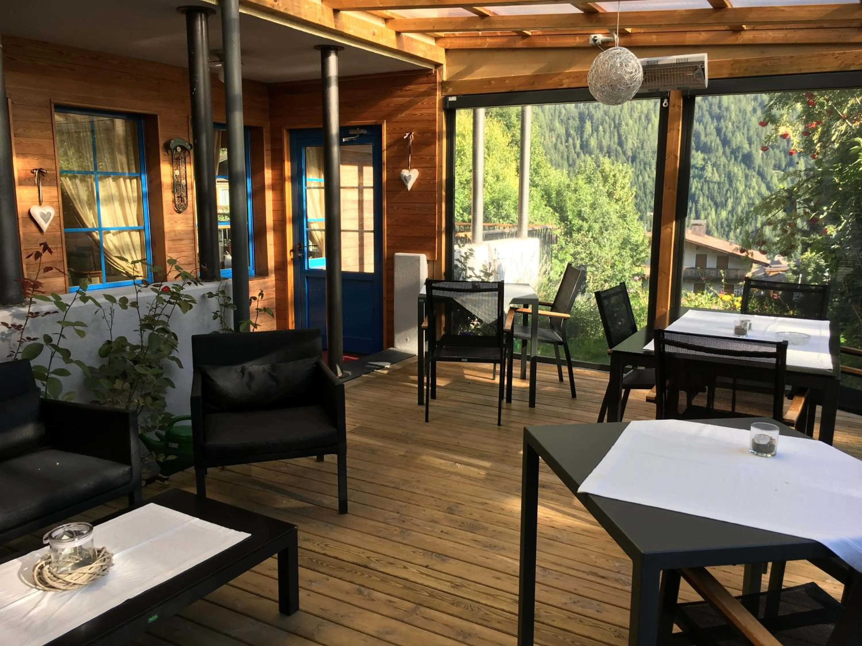 Area and facilities in Garni Enrosadira