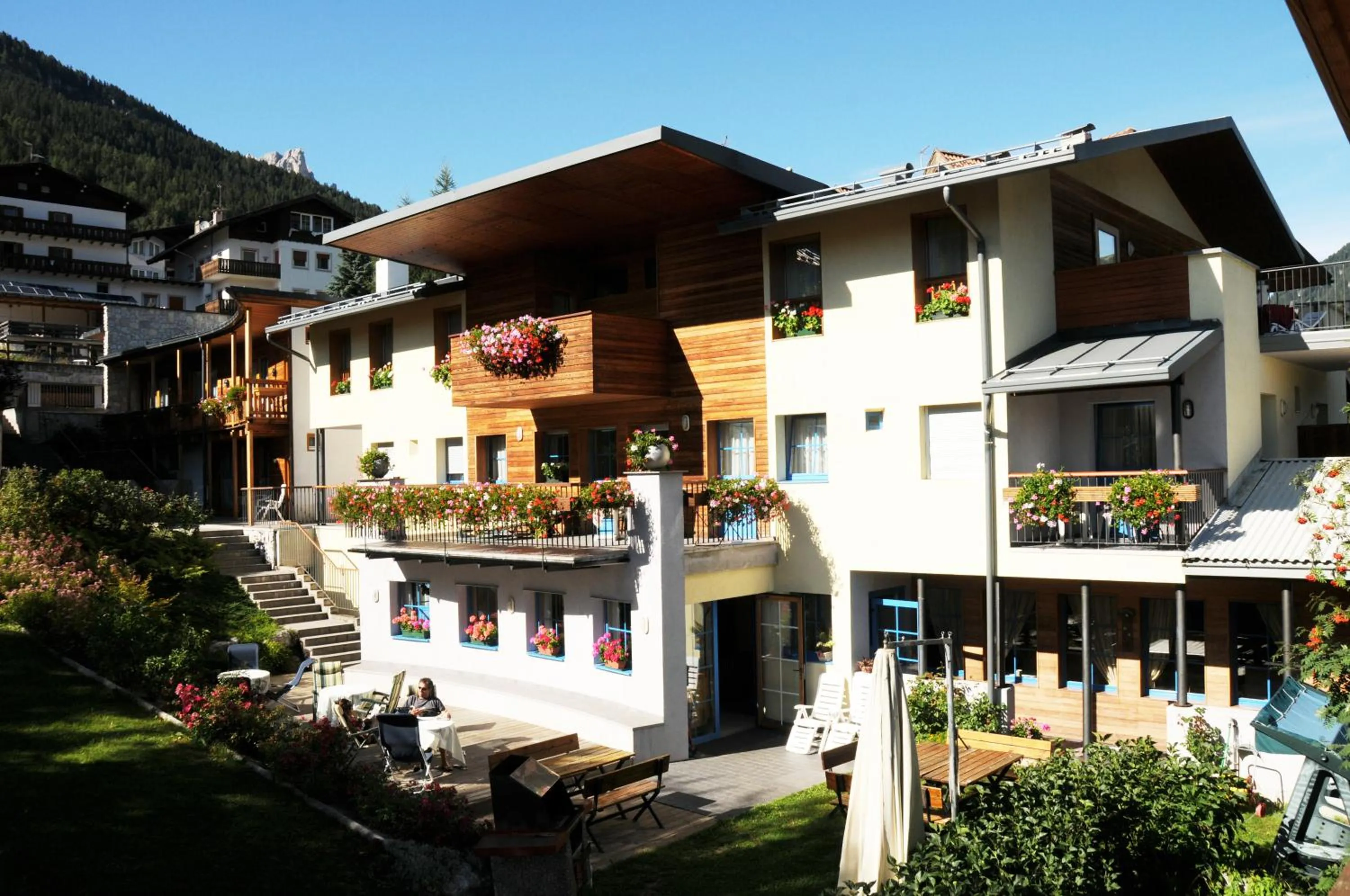 Facade/entrance in Garni Enrosadira