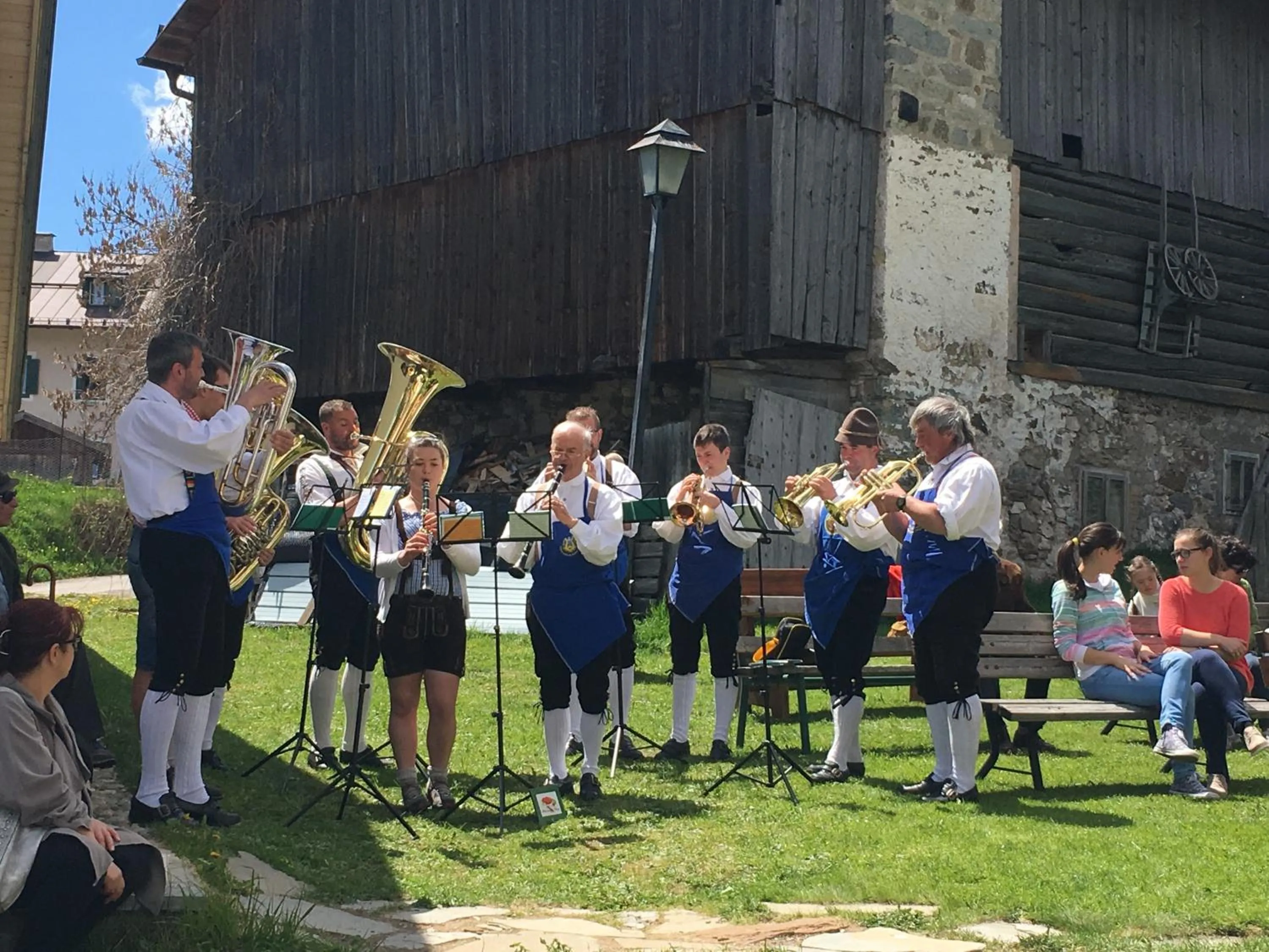 Entertainment in Garni Enrosadira