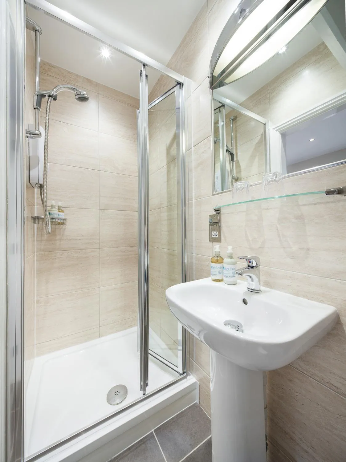 Shower in Hawksmoor Guest House