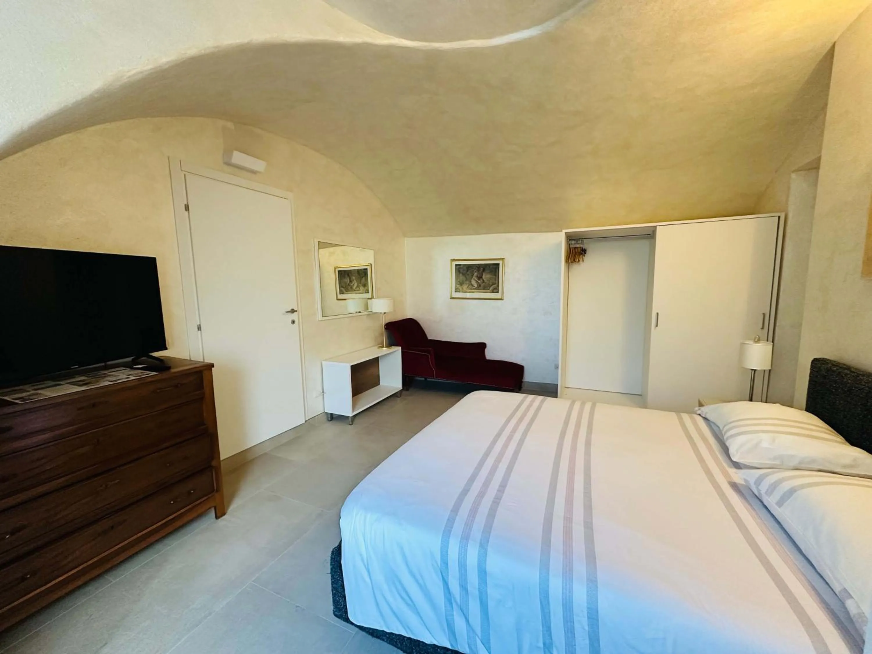 Photo of the whole room, Bed in Bellagio Bed & Breakfast