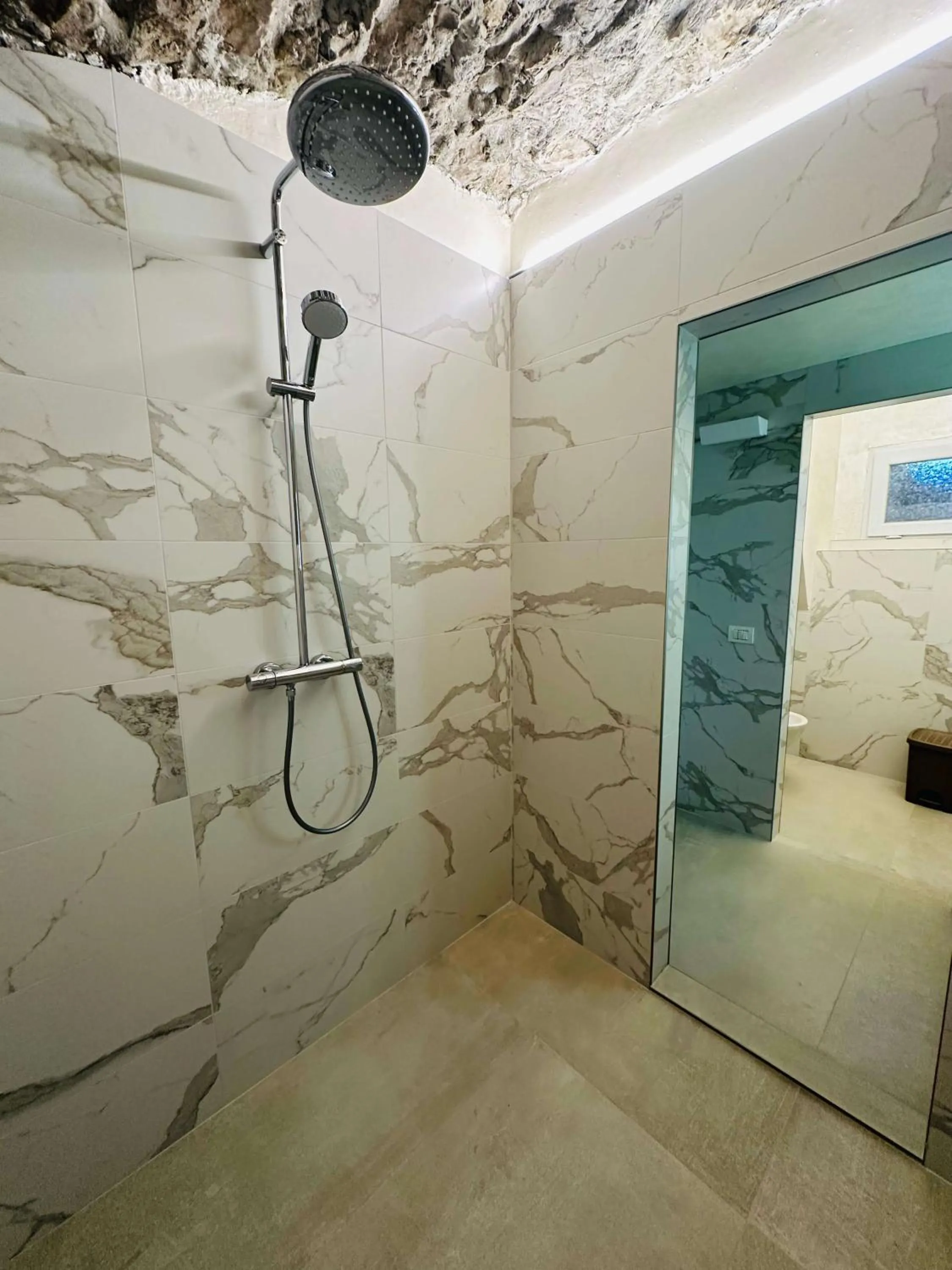 Shower in Bellagio Bed & Breakfast