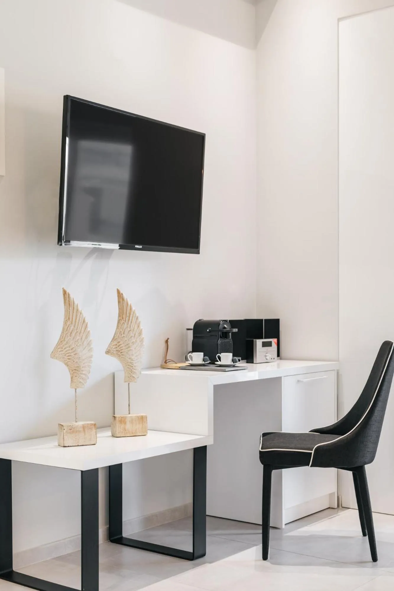 TV and multimedia in Minthi Boutique Apartments