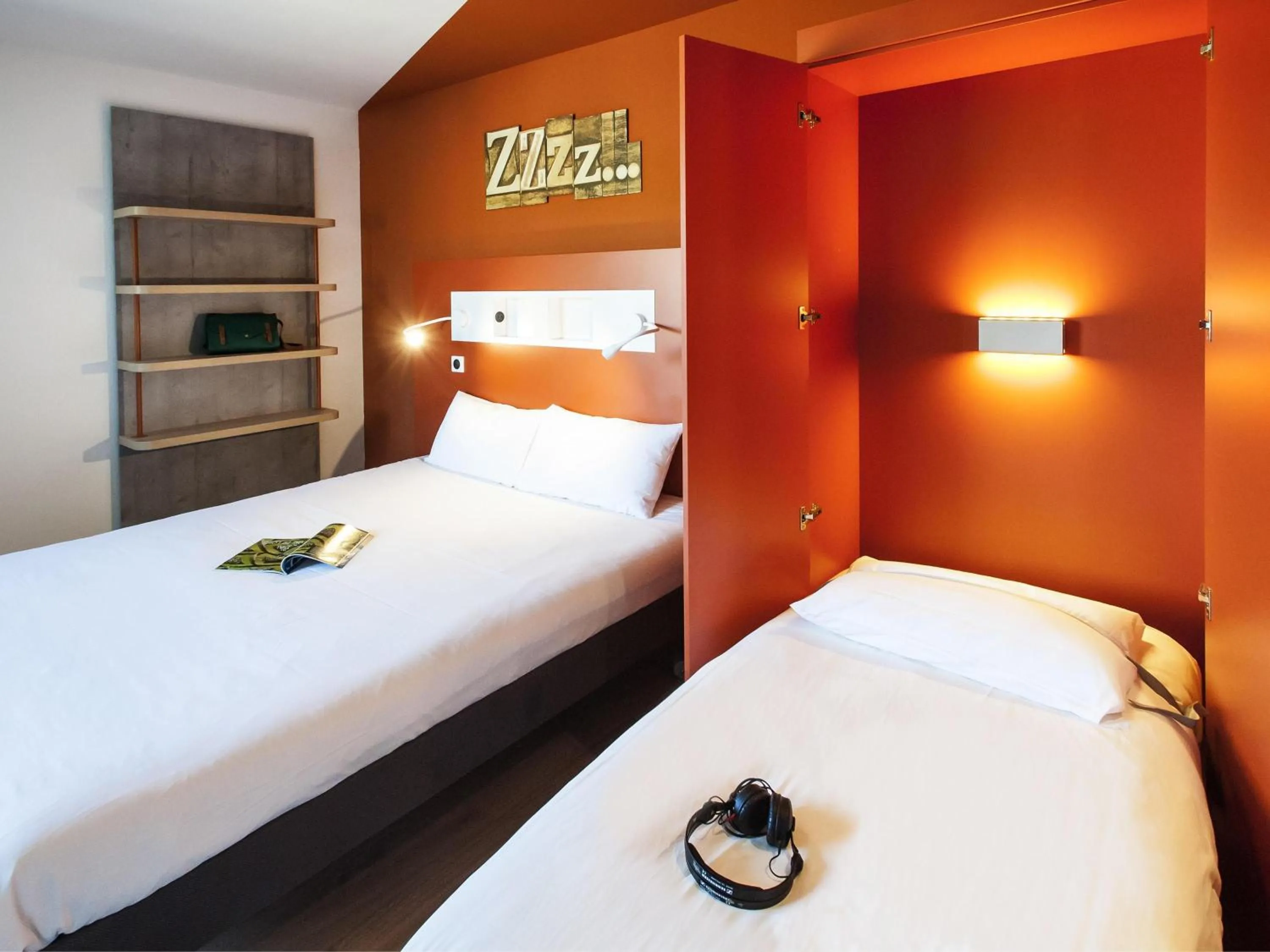 Property building, Bed in Ibis Budget Château-Thierry