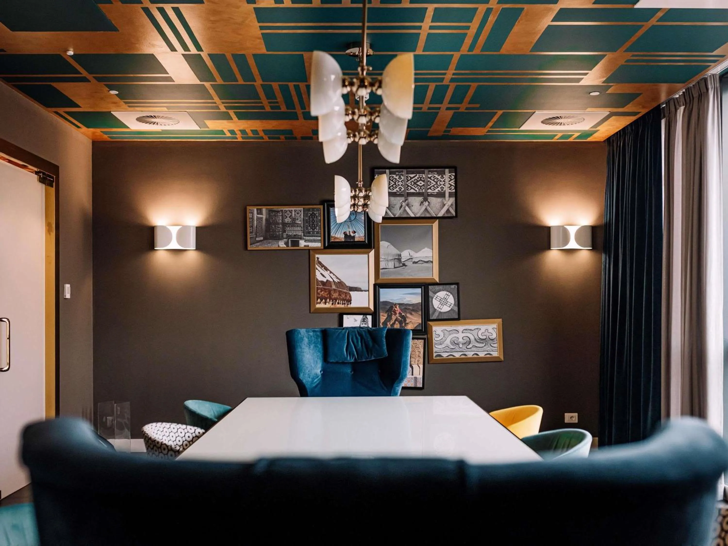 Restaurant/places to eat in Mercure Almaty City Center