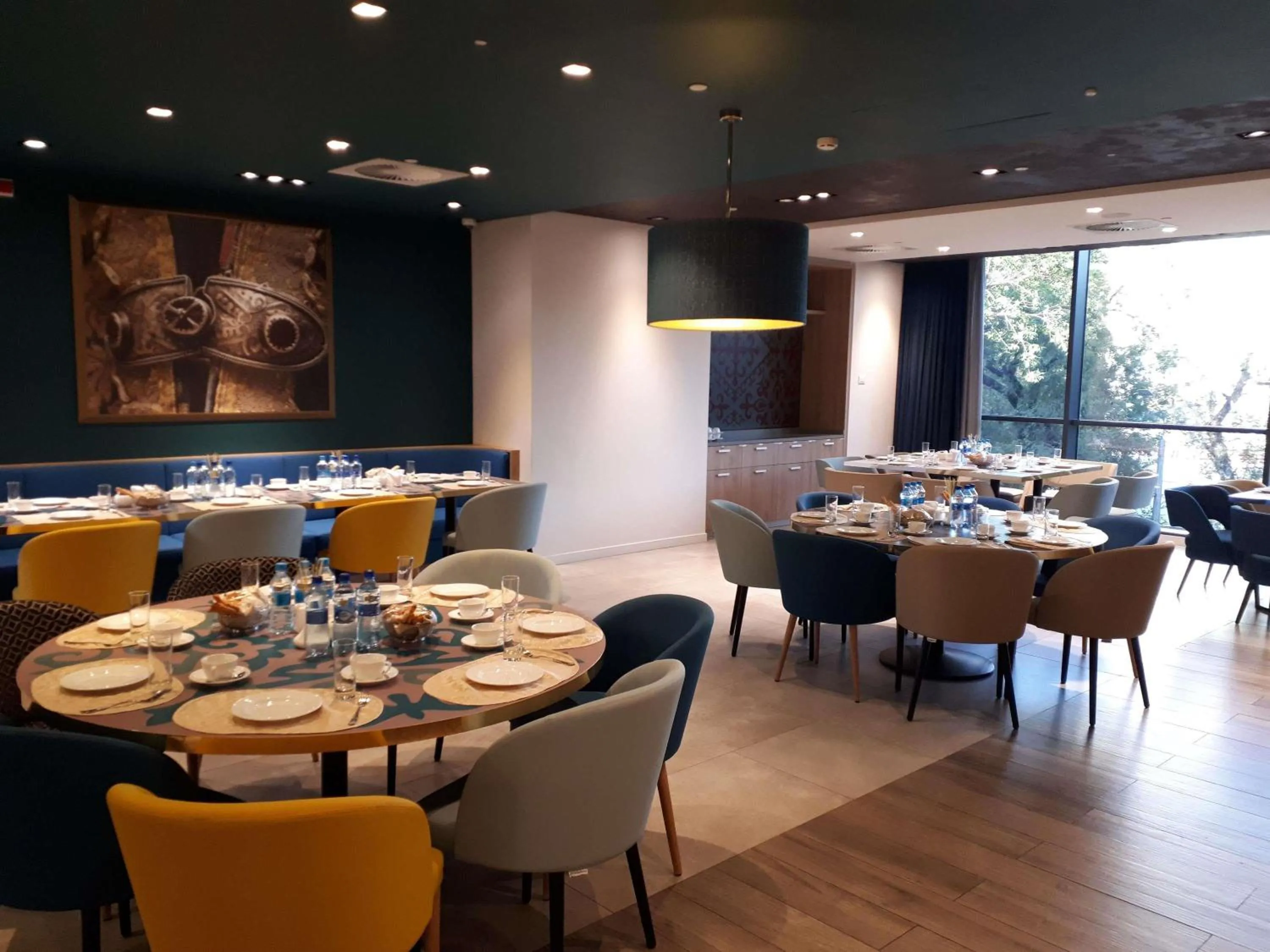 Restaurant/places to eat in Mercure Almaty City Center