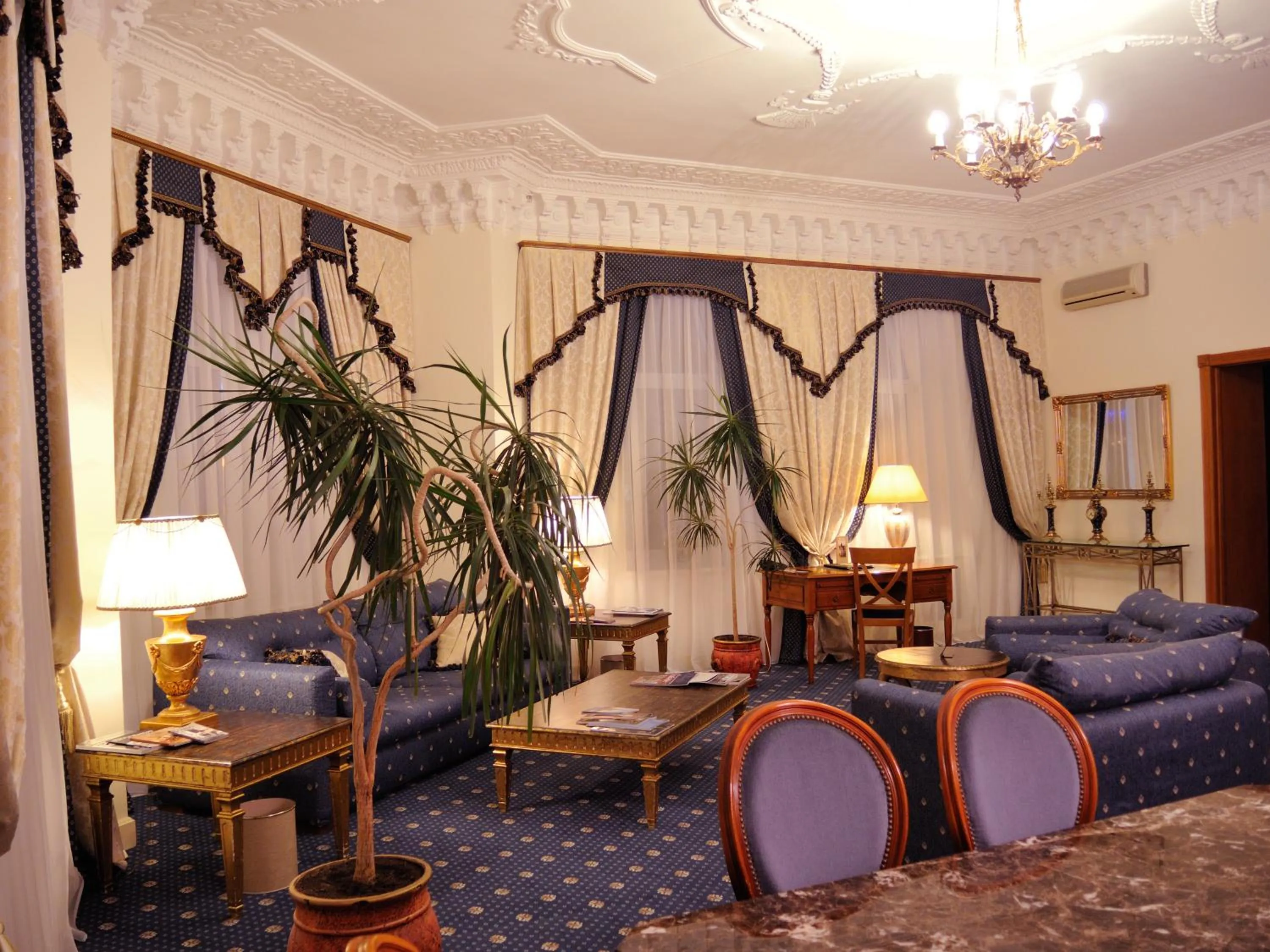 Living room in Grand Hotel Ukraine