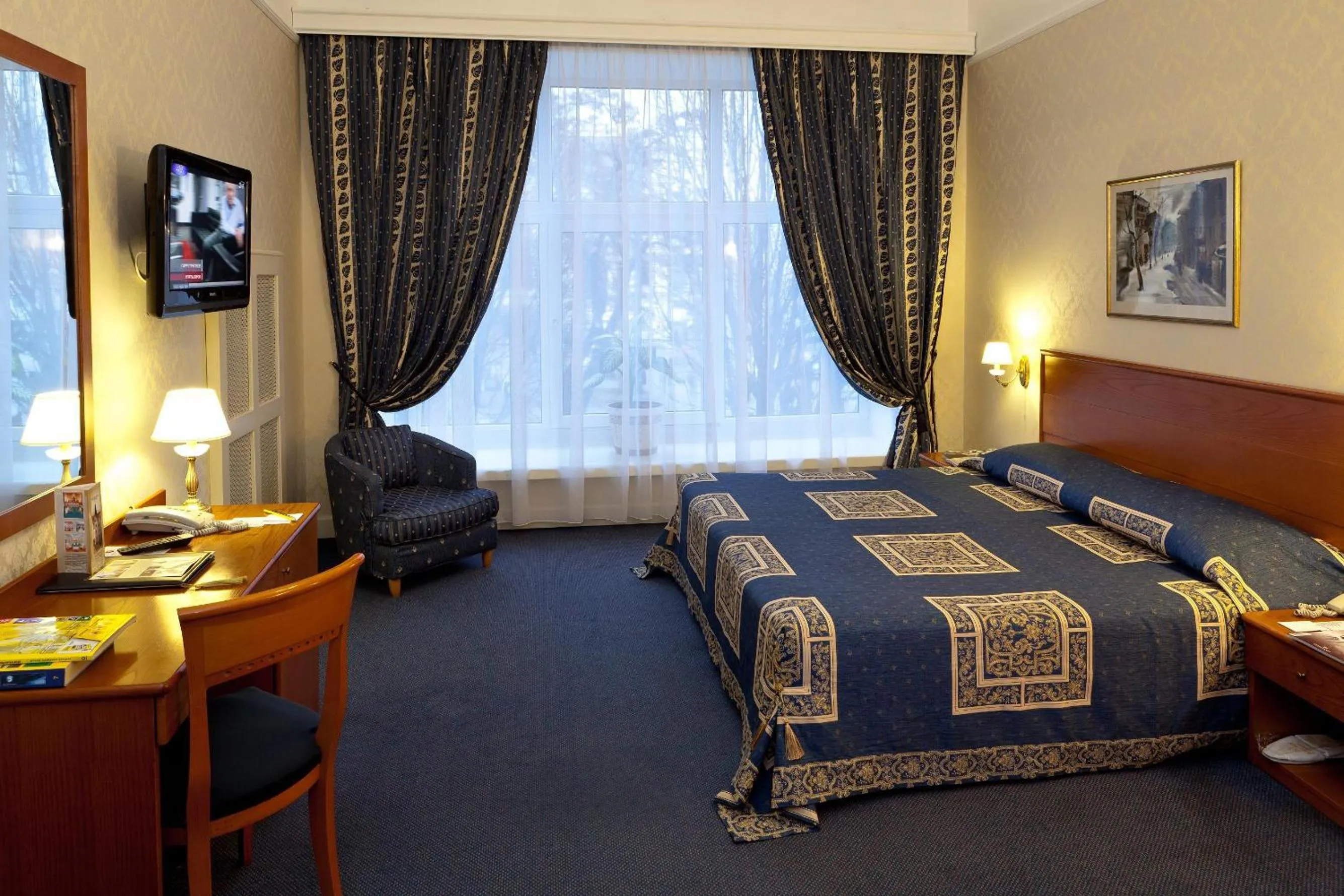 Living room, Bed in Grand Hotel Ukraine