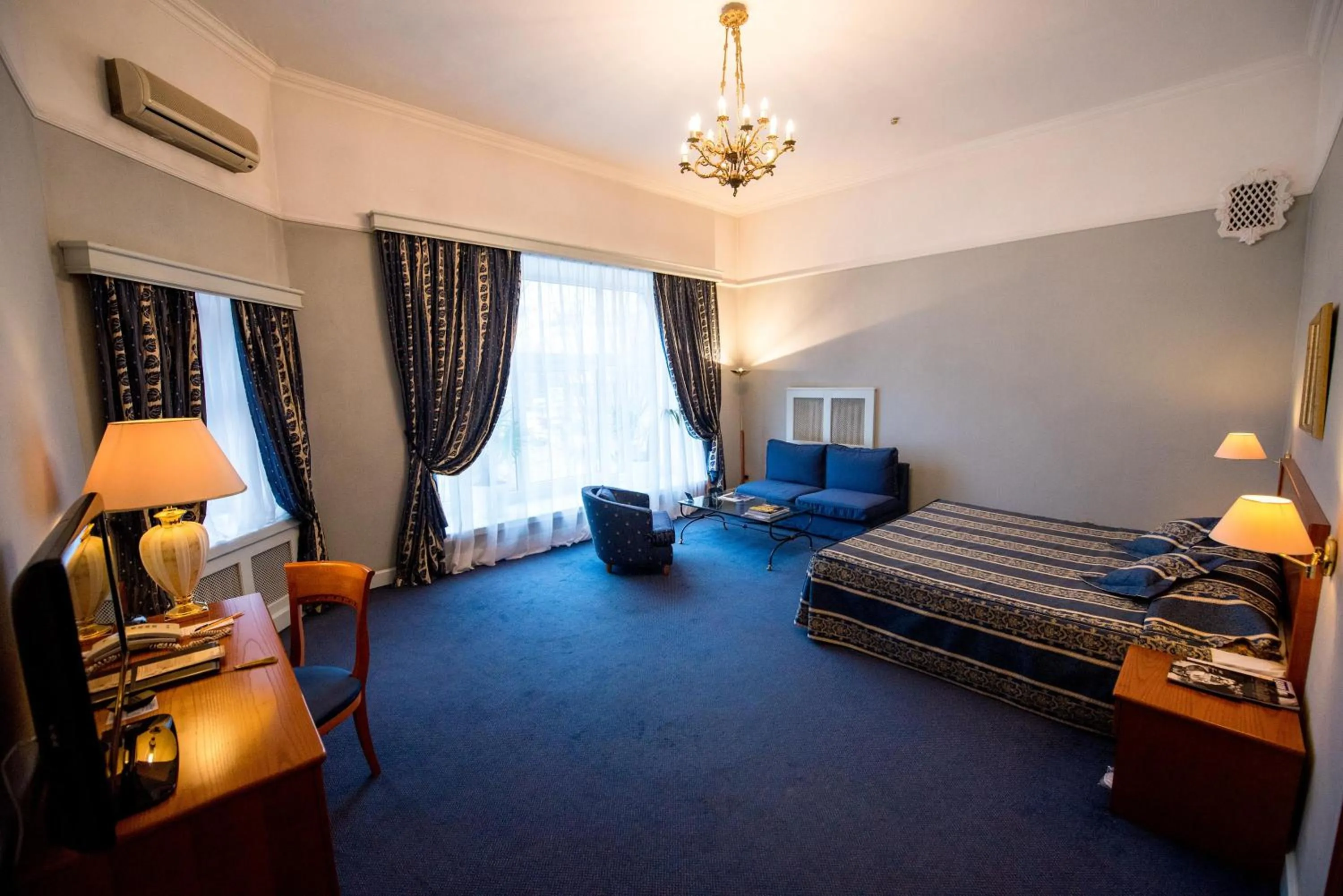 Photo of the whole room, Bed in Grand Hotel Ukraine