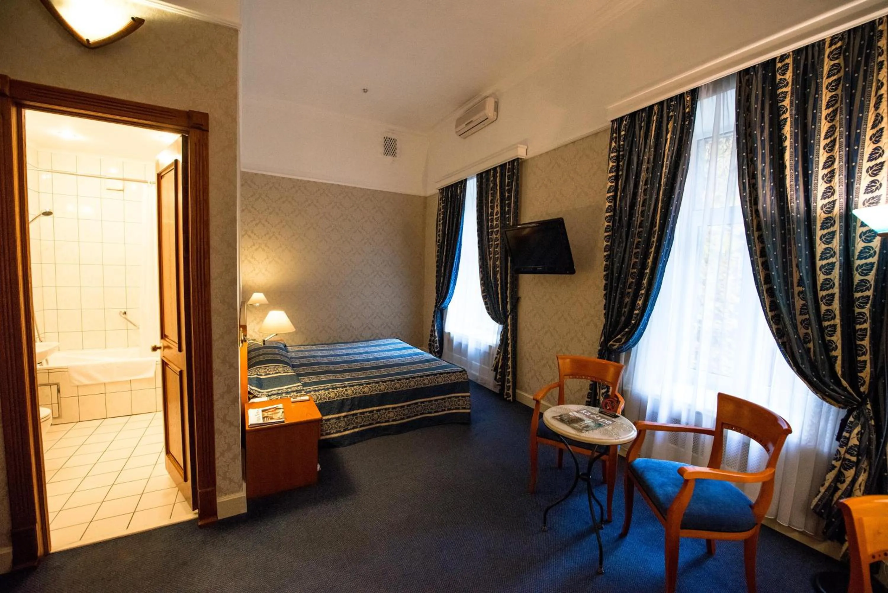 Photo of the whole room, Bed in Grand Hotel Ukraine