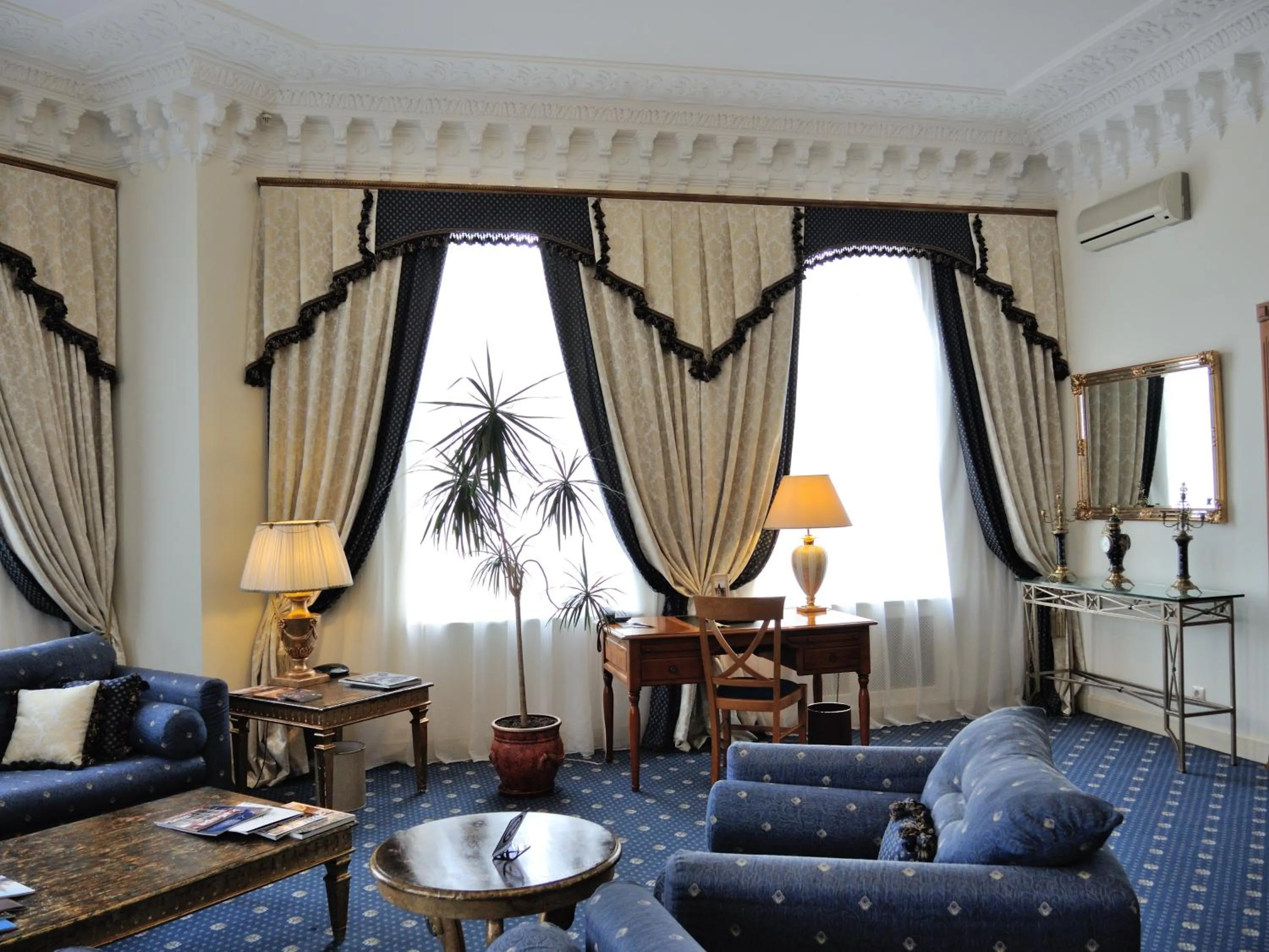 Living room in Grand Hotel Ukraine