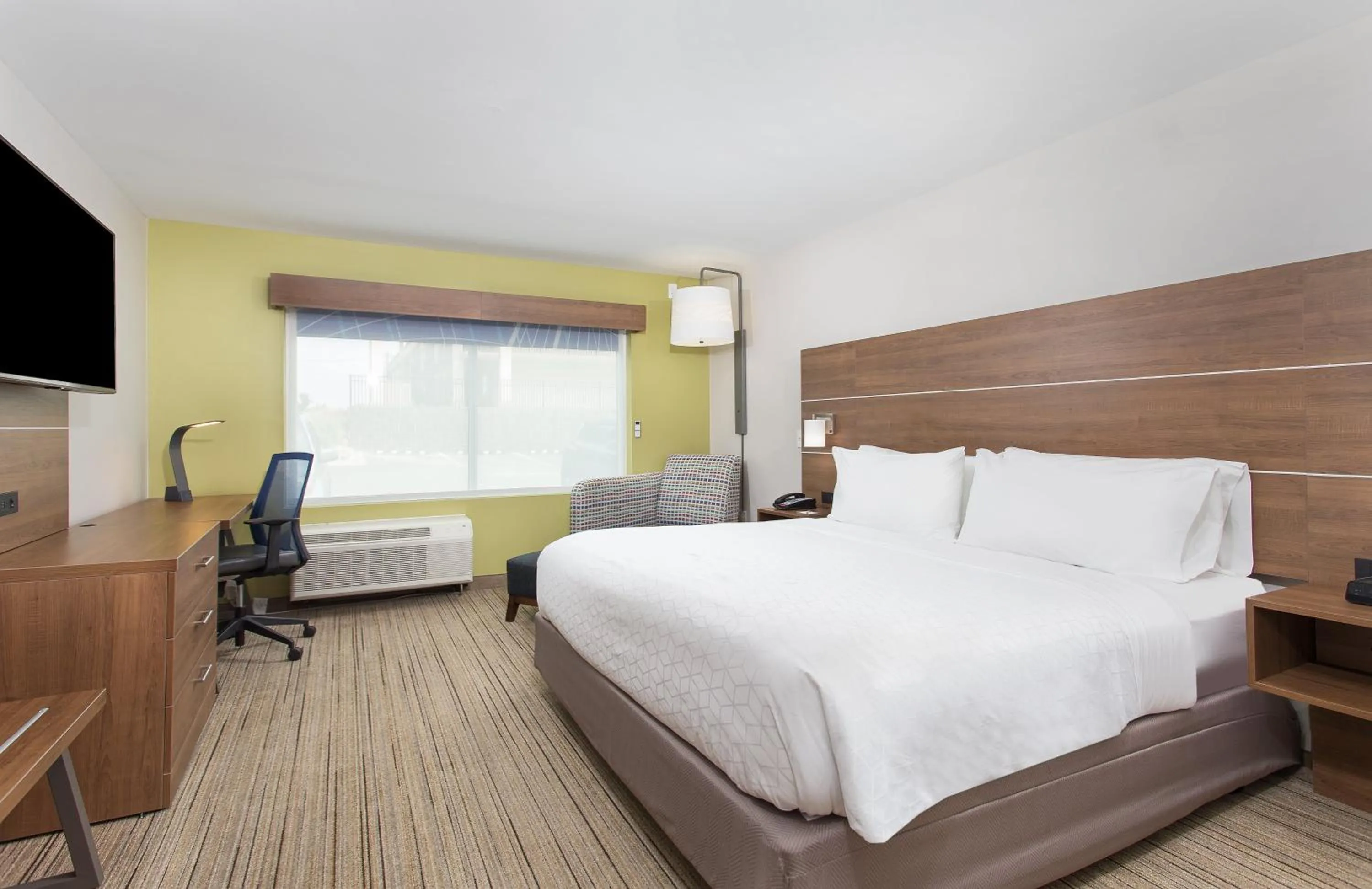 Photo of the whole room, Bed in Holiday Inn Express Williamsburg by IHG