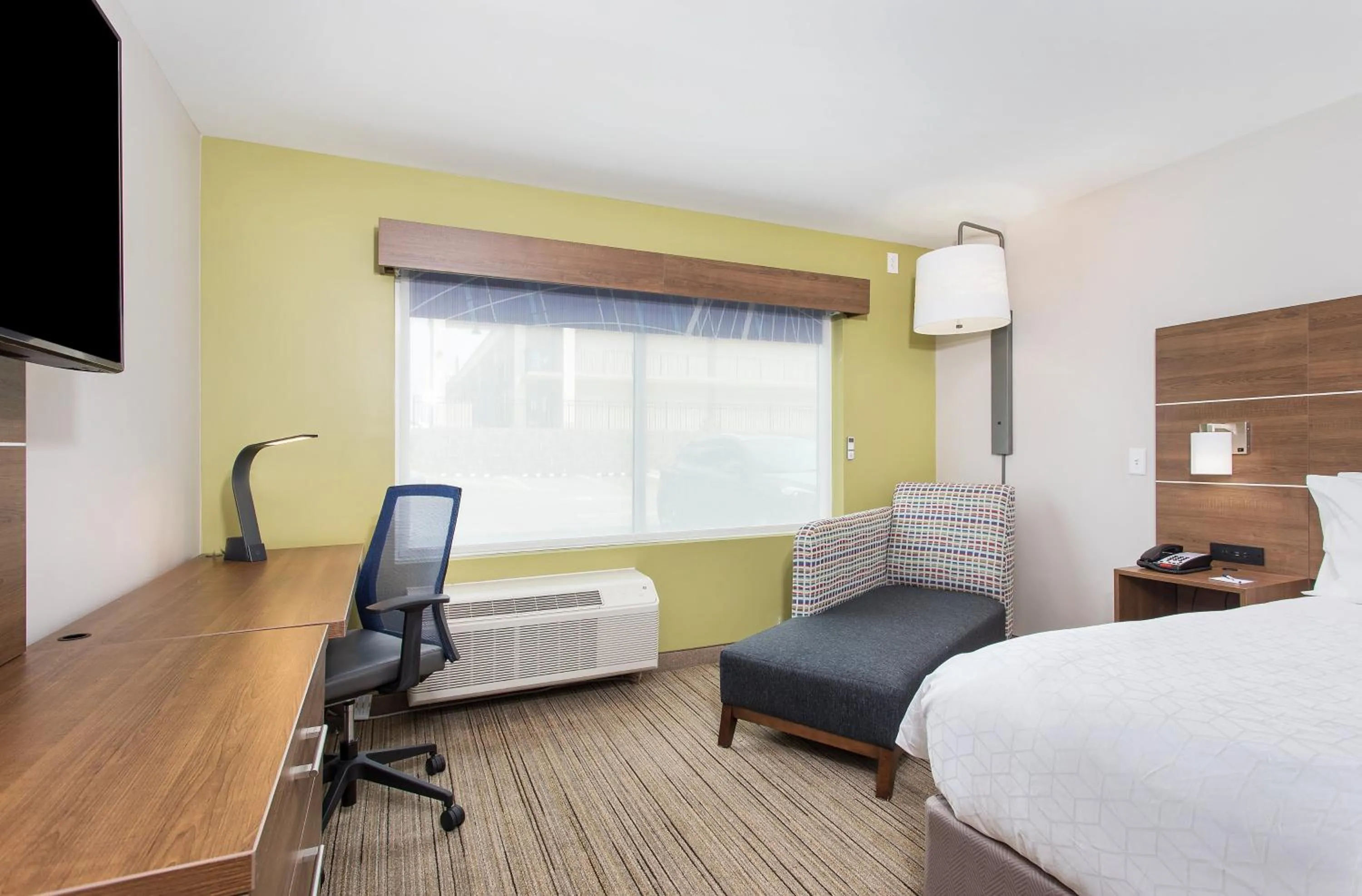 Photo of the whole room, Bed in Holiday Inn Express Williamsburg by IHG