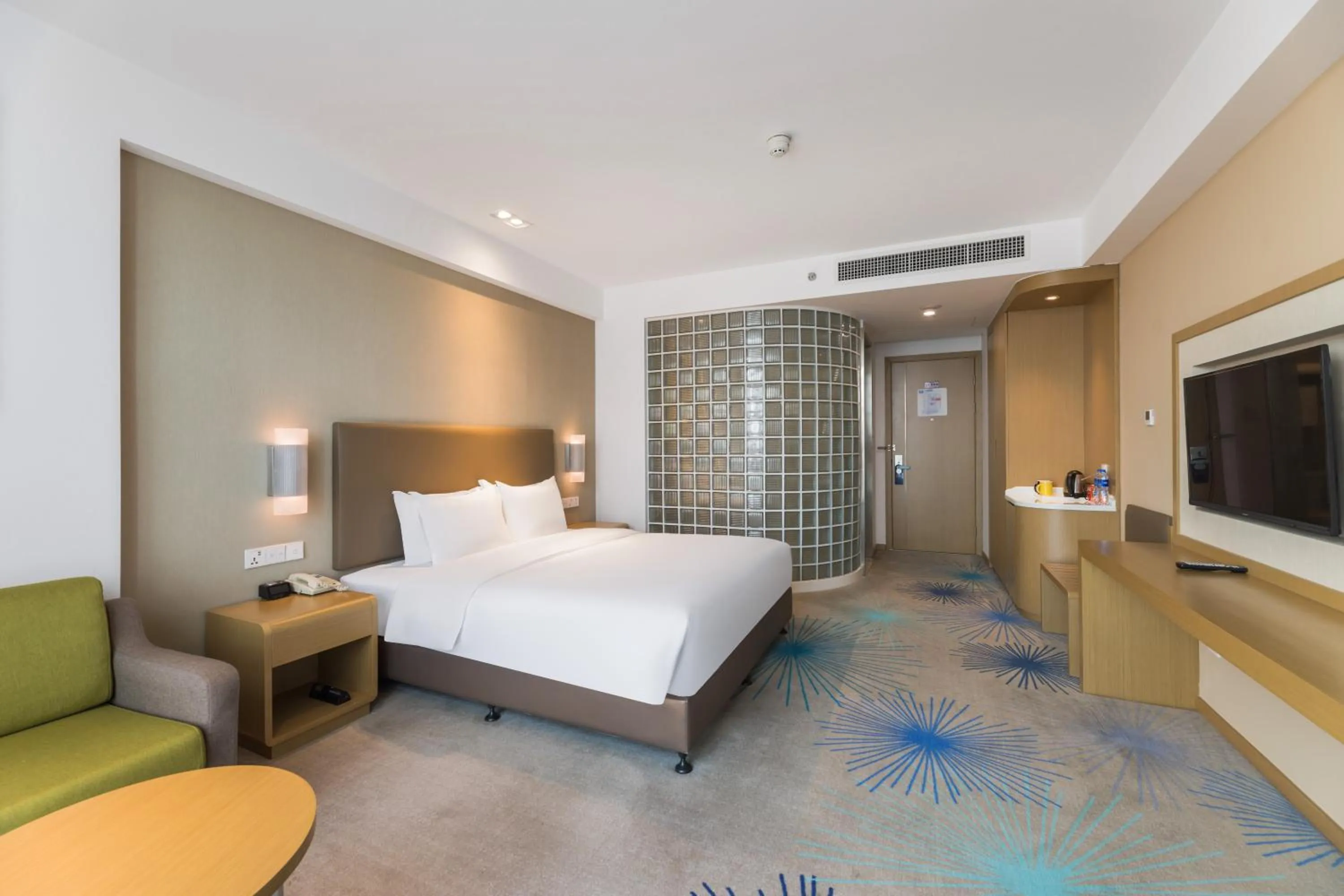 Photo of the whole room, Bed in Holiday Inn Express - Liuyang Development Zone by IHG Changsha Huanghua Airport