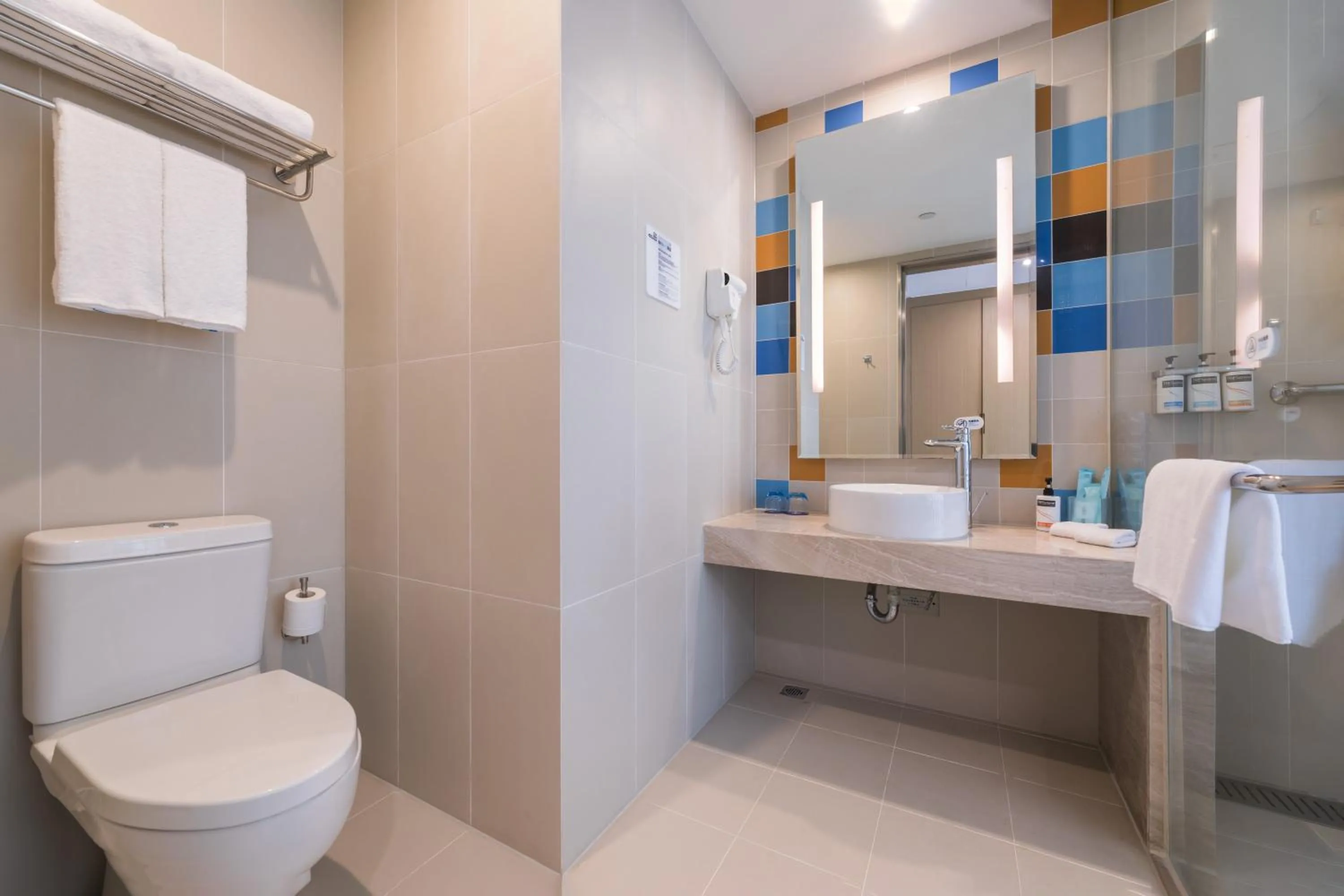 Bathroom in Holiday Inn Express - Liuyang Development Zone by IHG Changsha Huanghua Airport