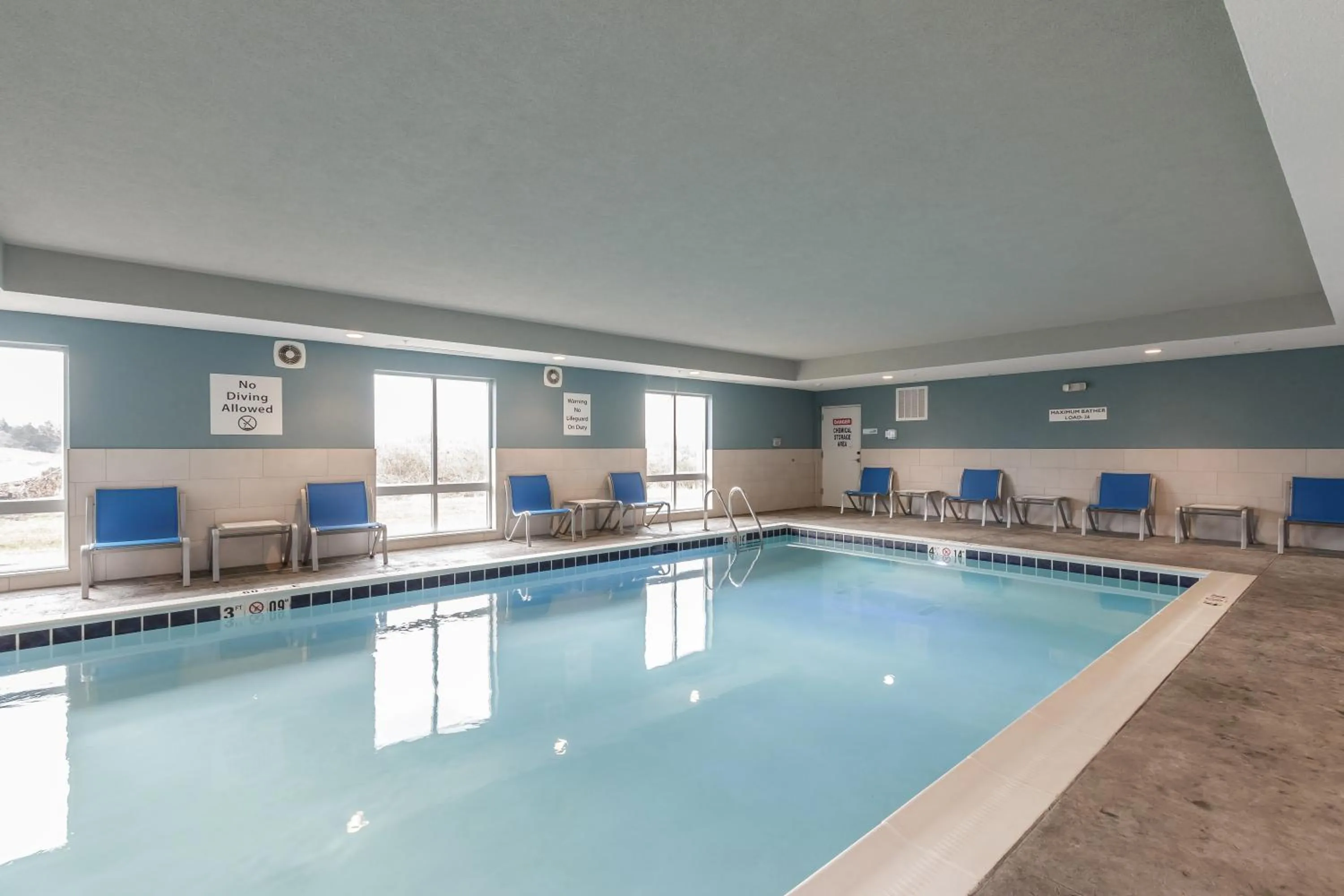 Swimming pool in Holiday Inn Express & Suites- South Bend Casino by IHG