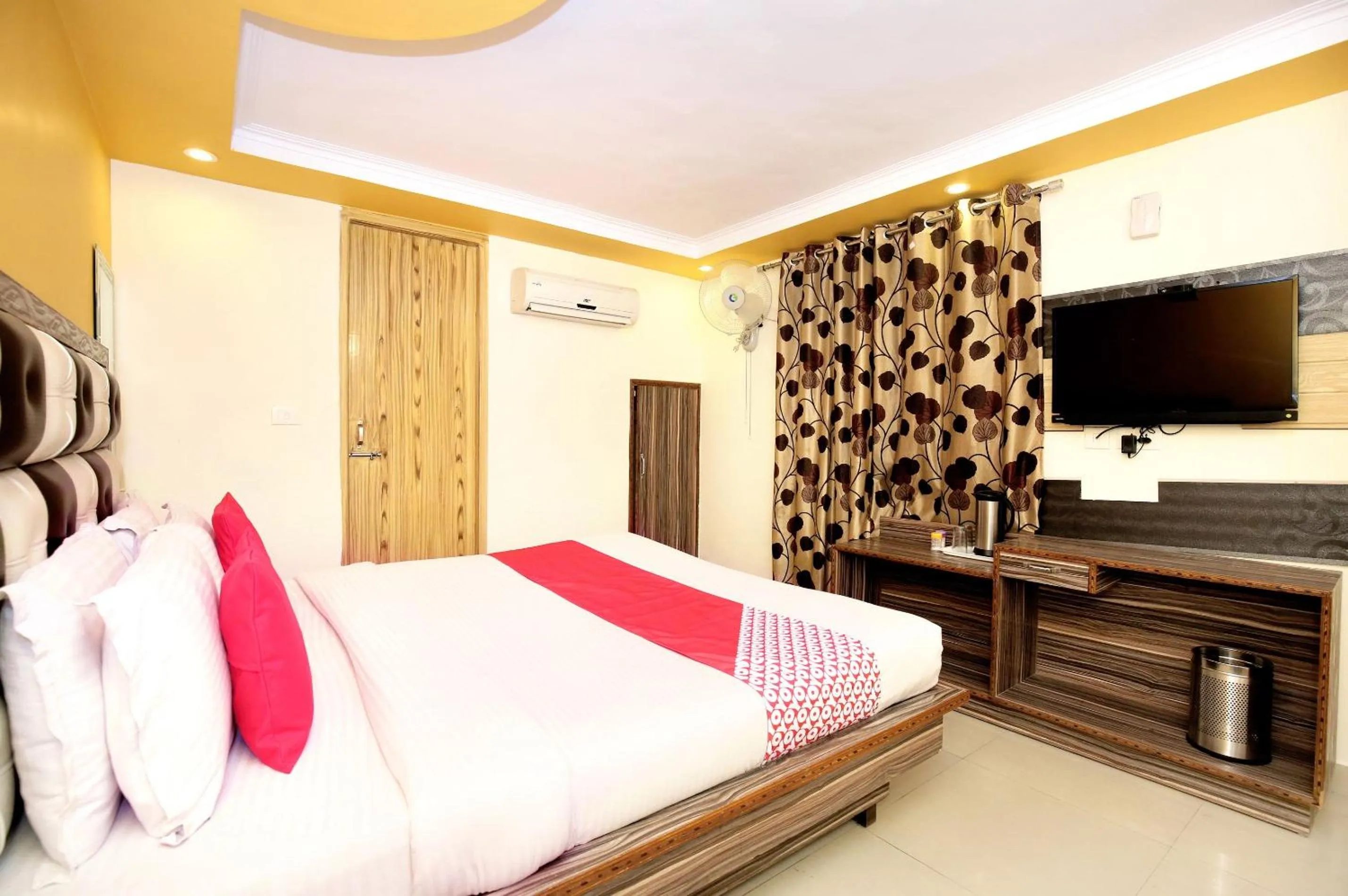 Bedroom, Bed in Super Hotel O Continental Inn