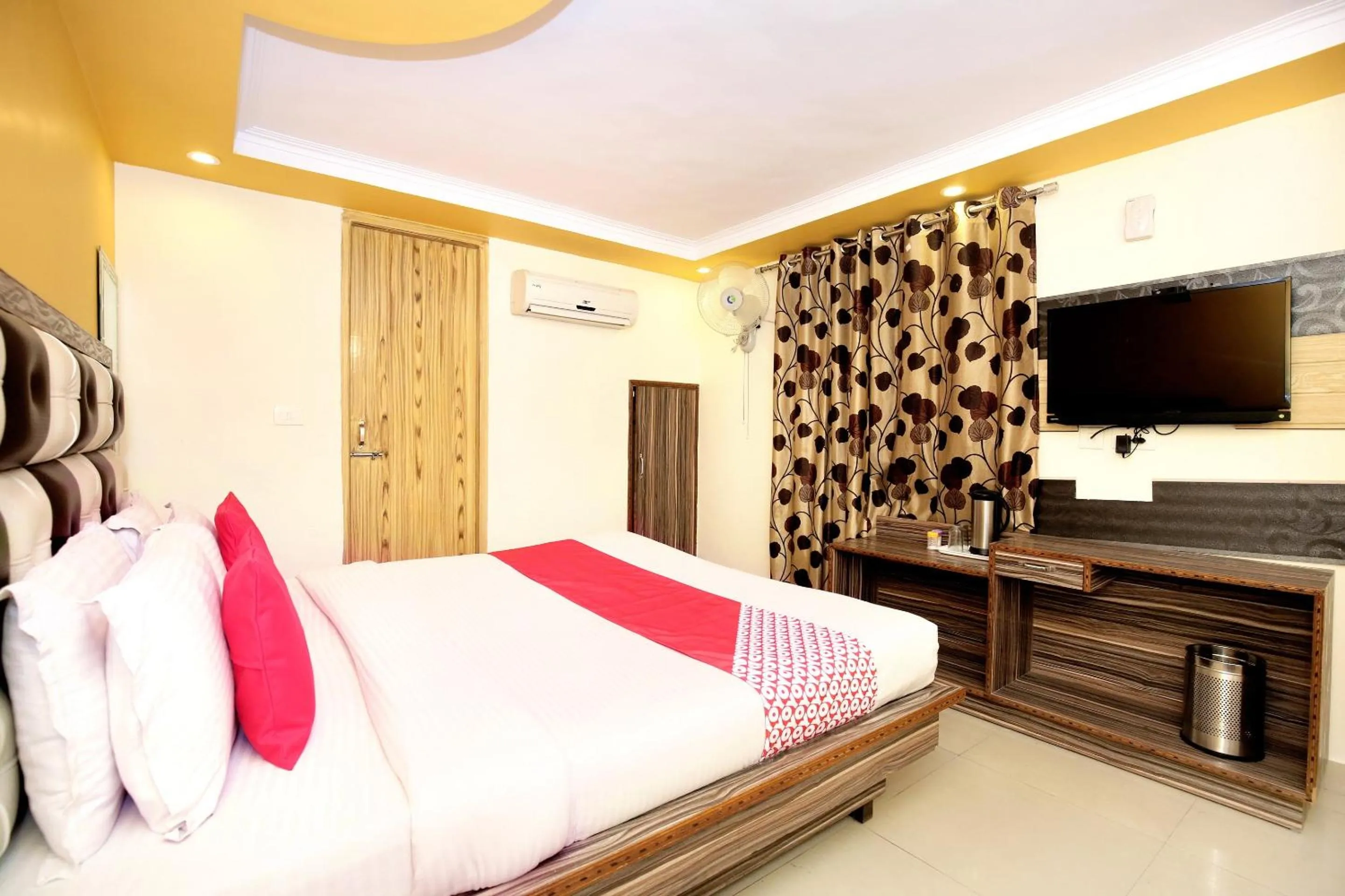 Bedroom, Bed in Super Hotel O Continental Inn