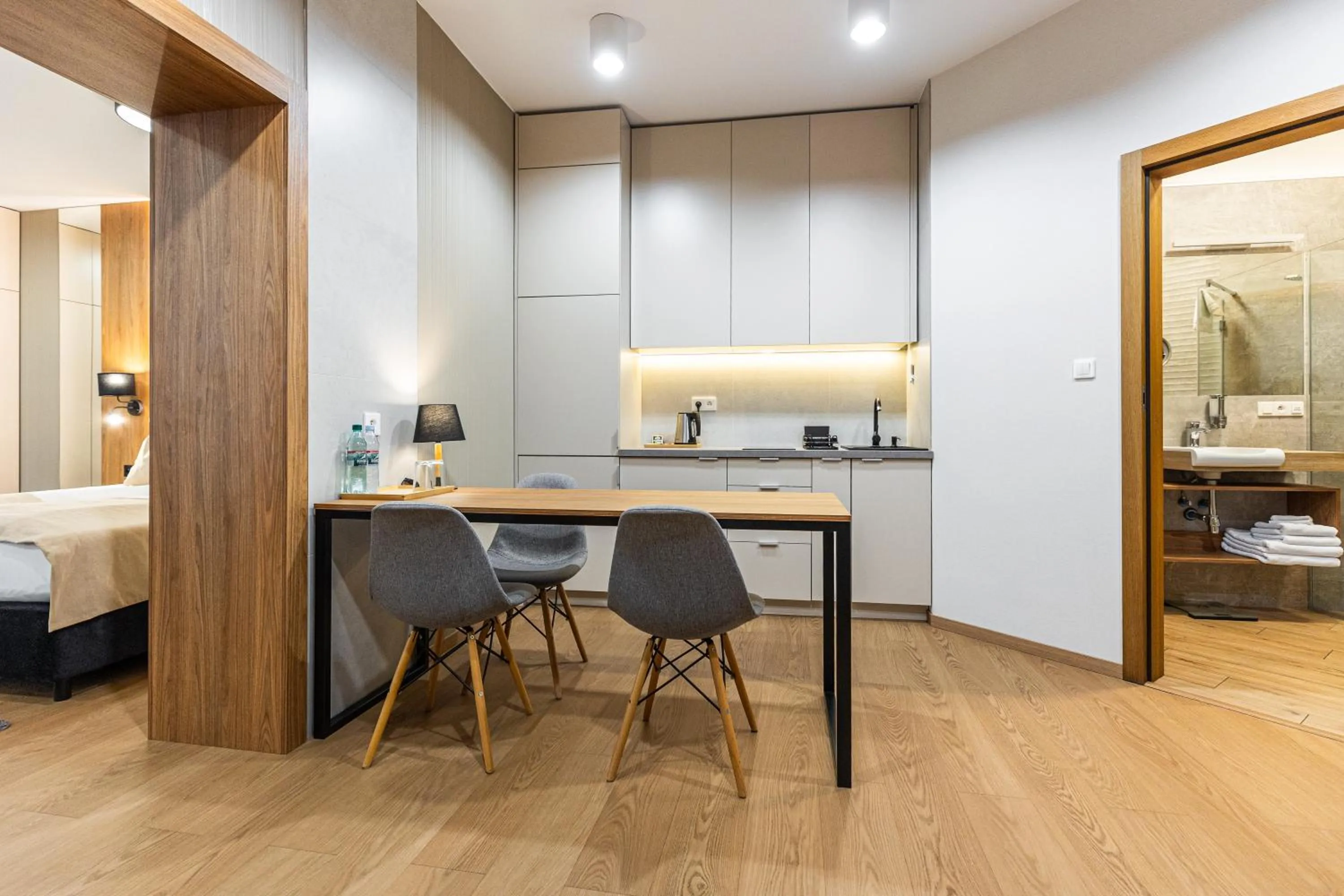 Kitchen or kitchenette, Bed in K4 APARTHOTEL KRAKÓW