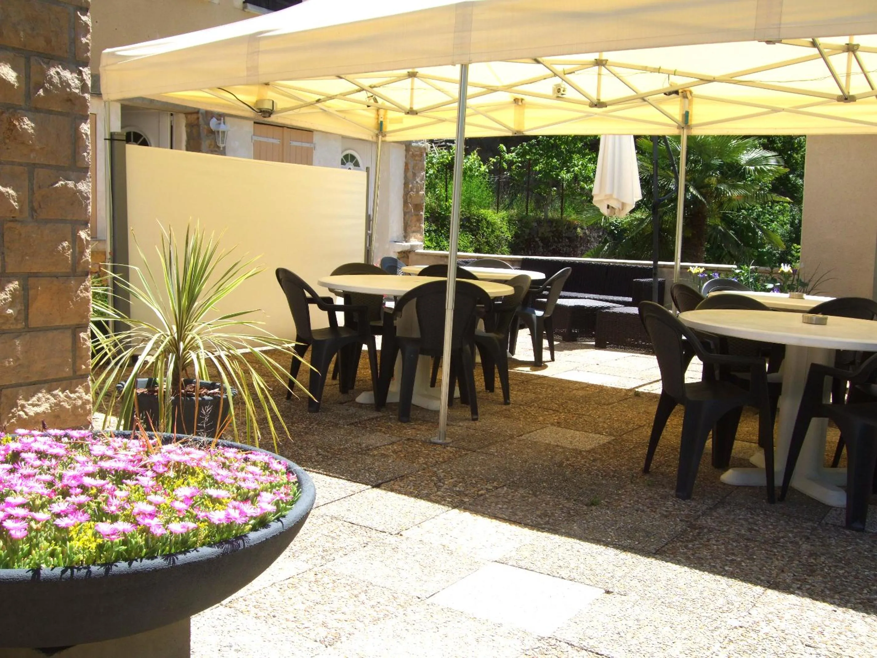 Patio in Hôtel Le Moulin D'Olt