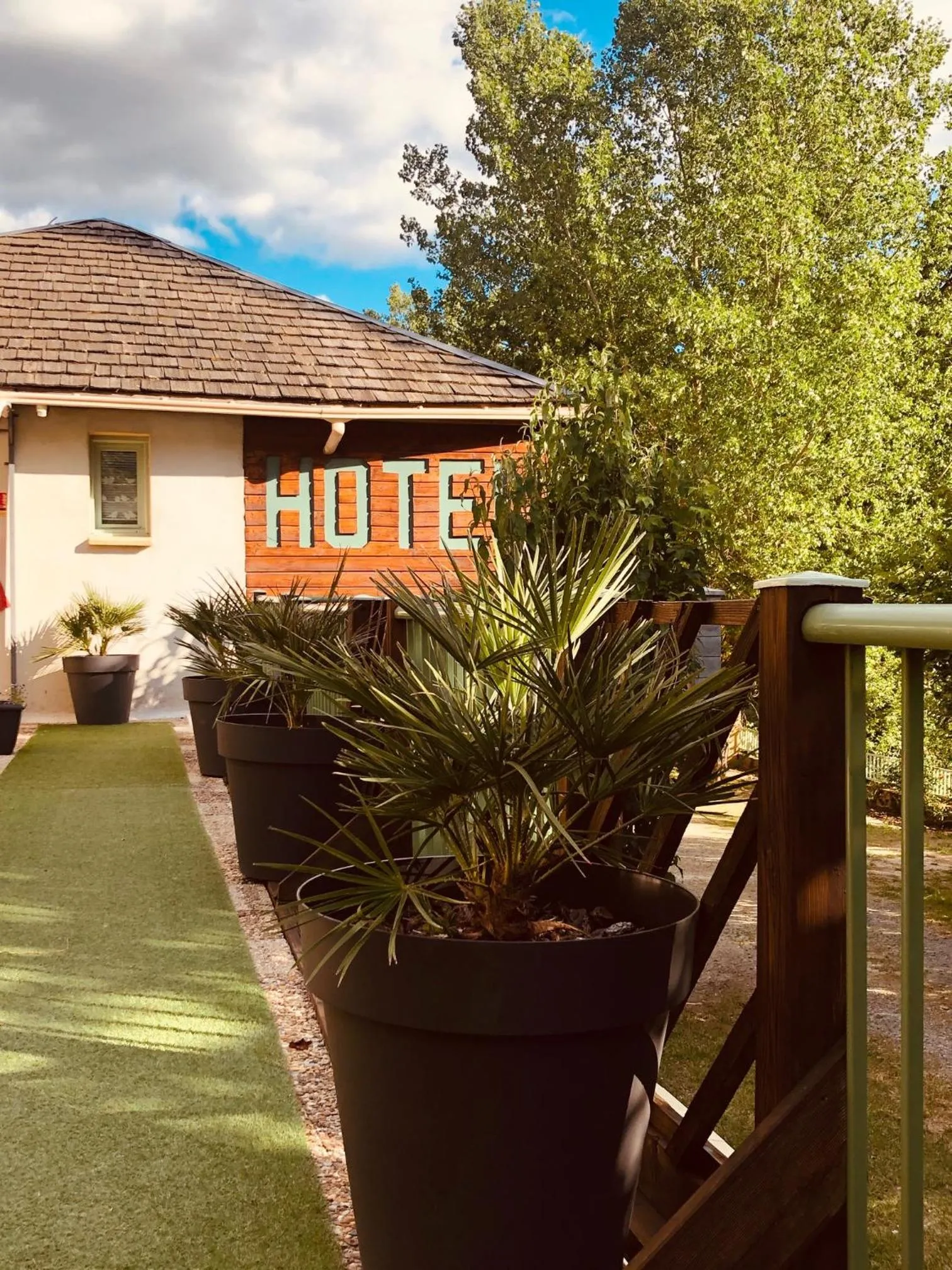 Facade/entrance in Hôtel Le Moulin D'Olt