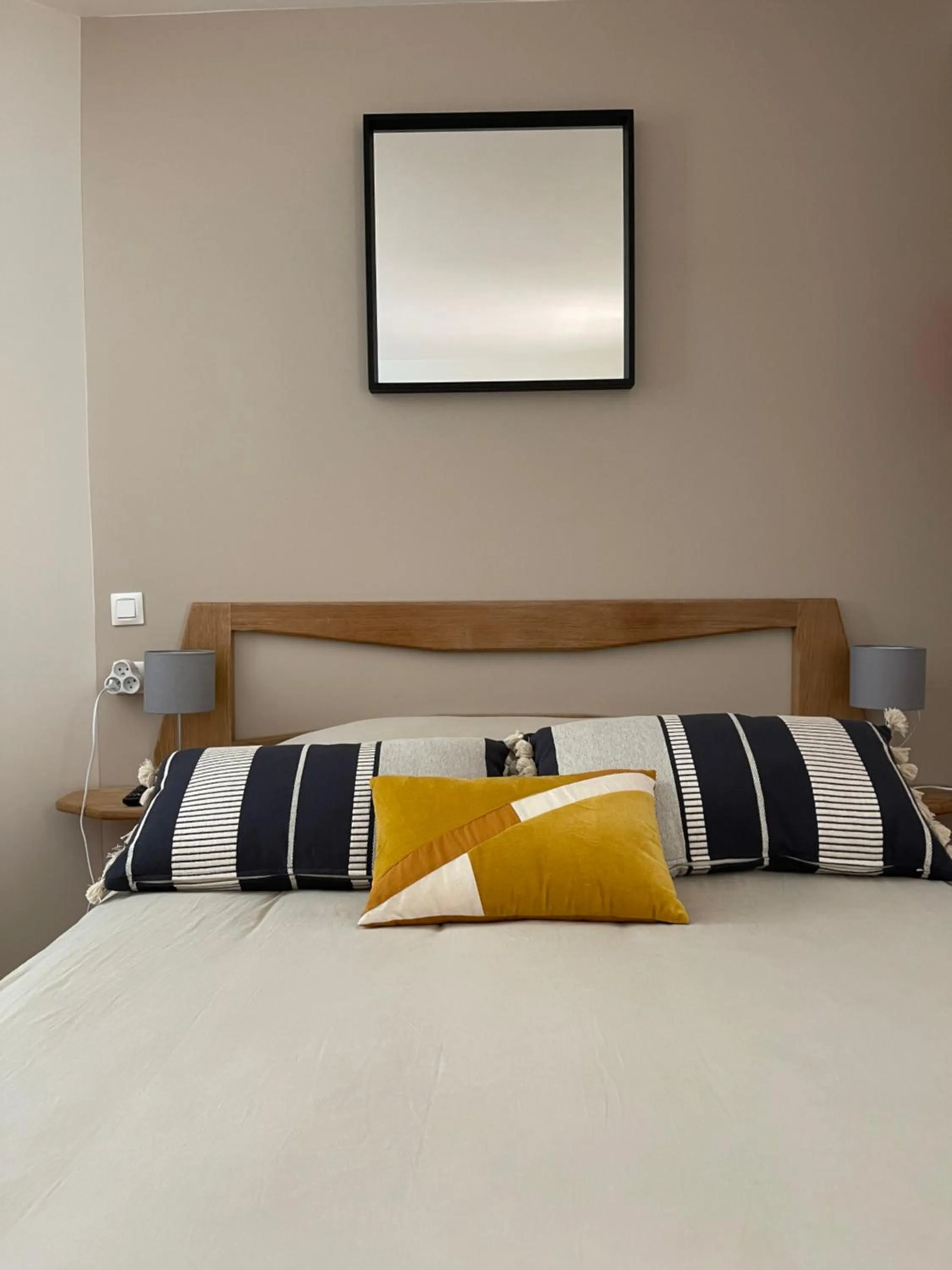 Property building, Bed in Hôtel Le Moulin D'Olt