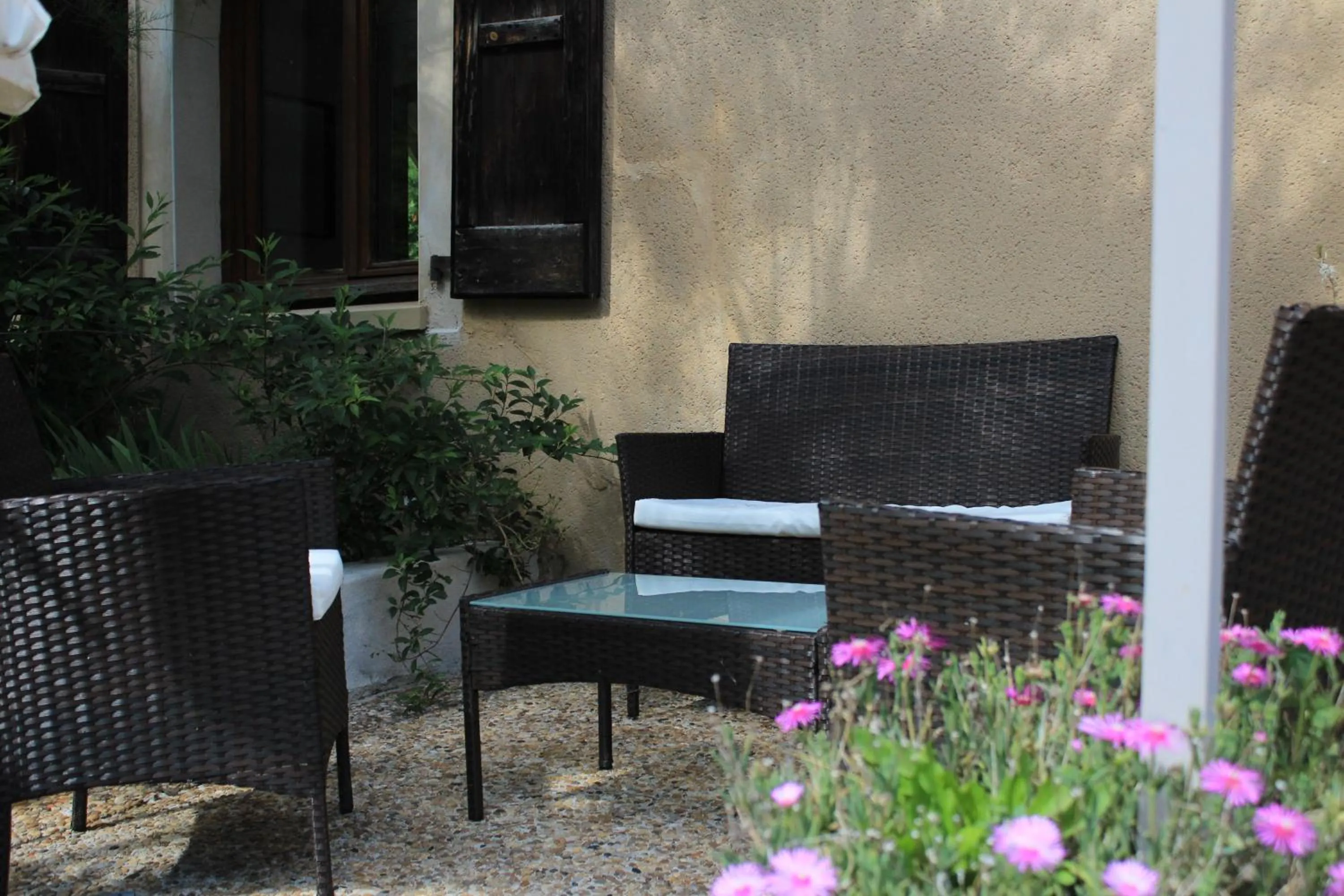 Patio in Hôtel Le Moulin D'Olt