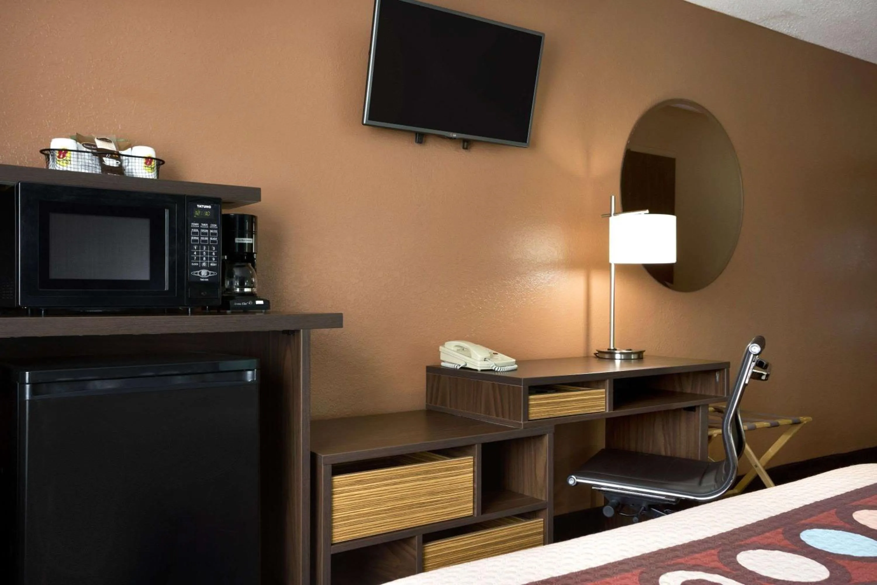 Photo of the whole room in Super 8 by Wyndham Mount Vernon, IL