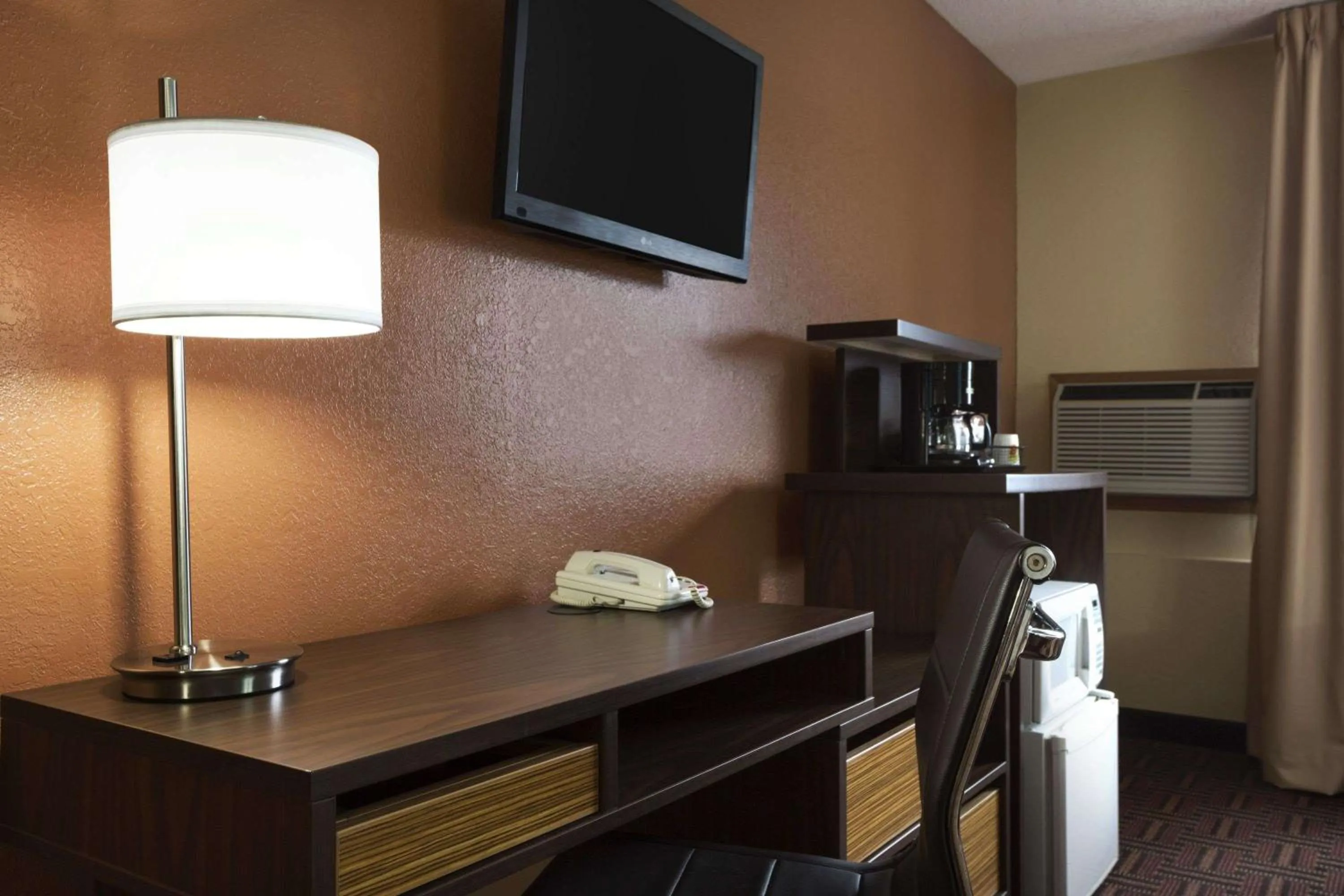 Photo of the whole room in Super 8 by Wyndham Mount Vernon, IL