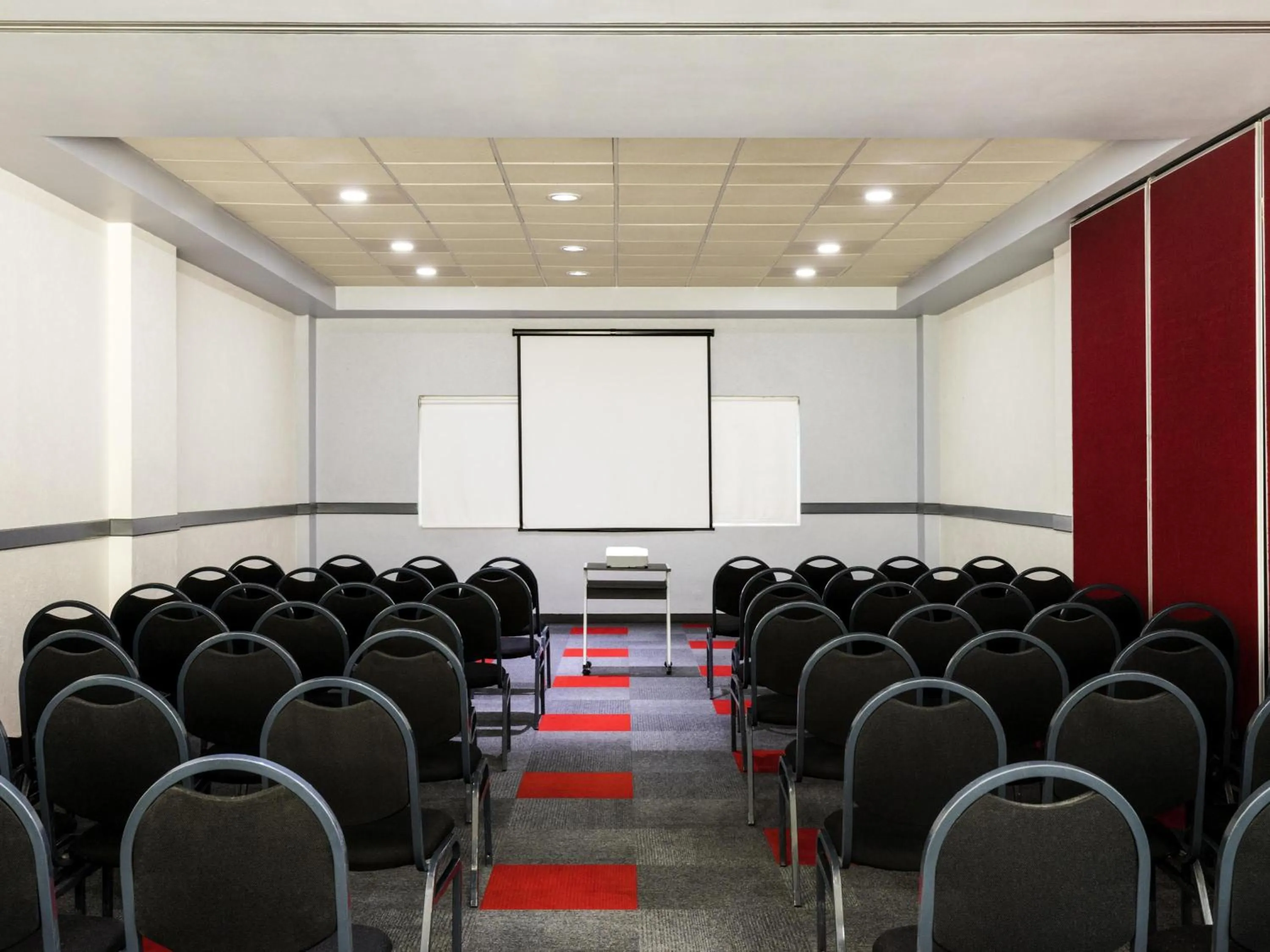 Meeting/conference room in Ibis Guadalajara Expo