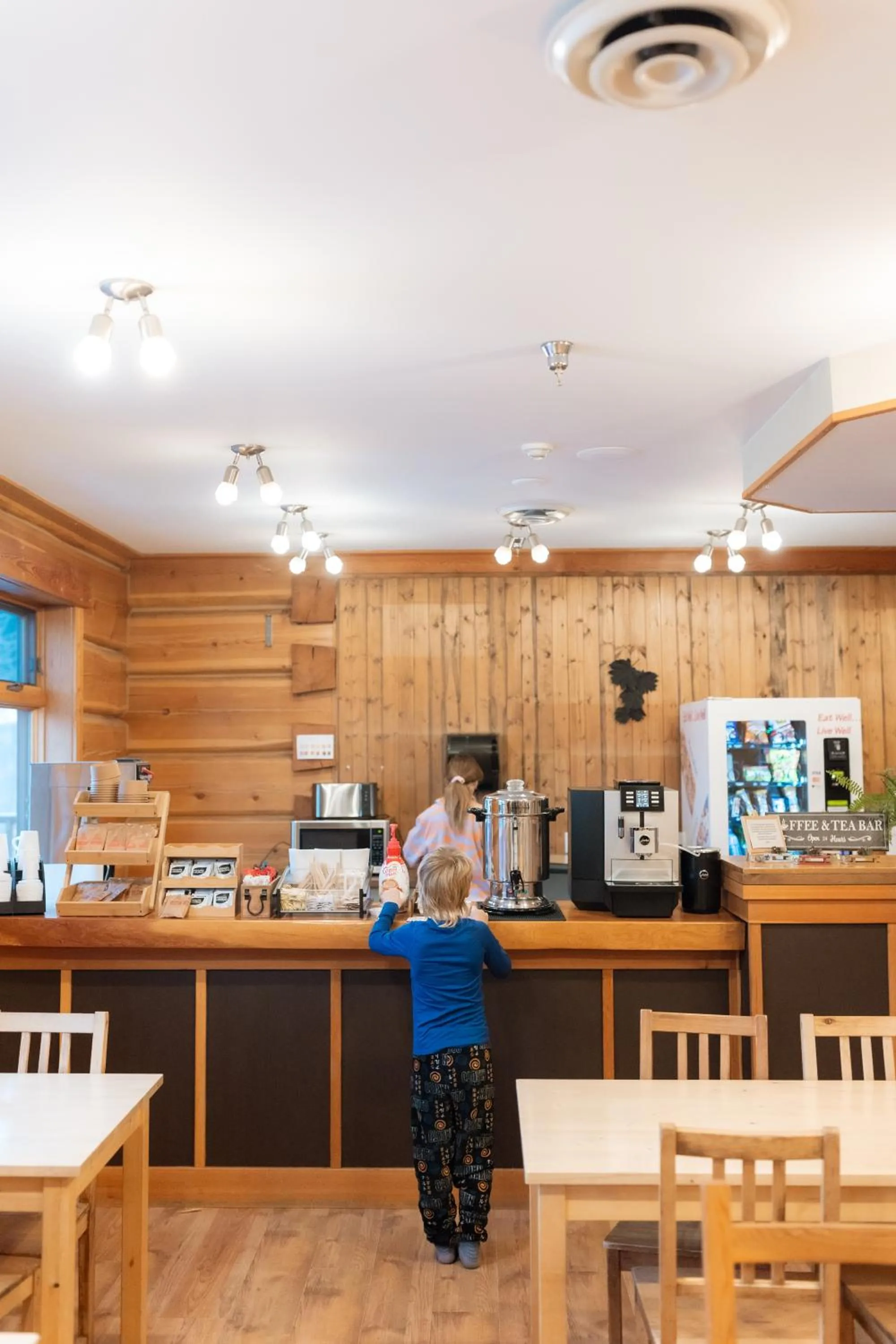 Coffee/tea facilities in Basecamp Lodge Golden