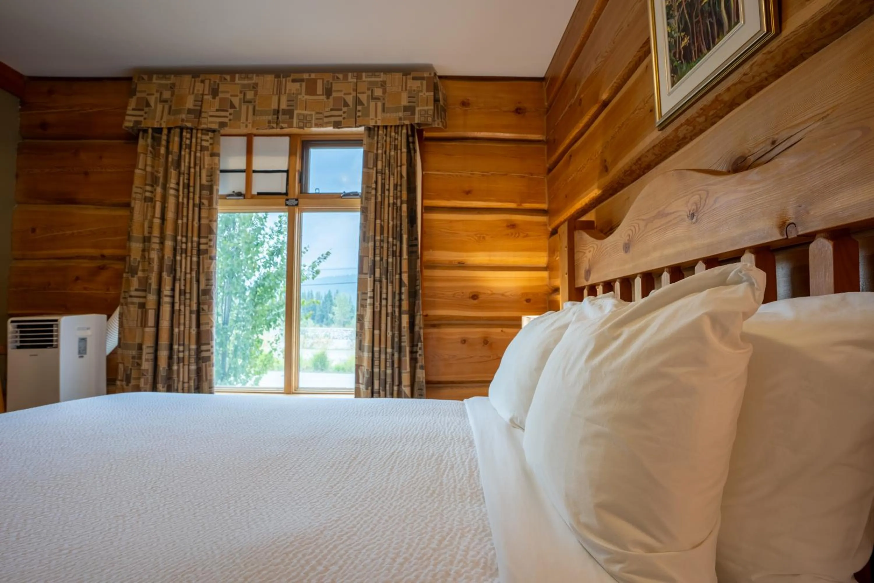 Bed in Basecamp Lodge Golden