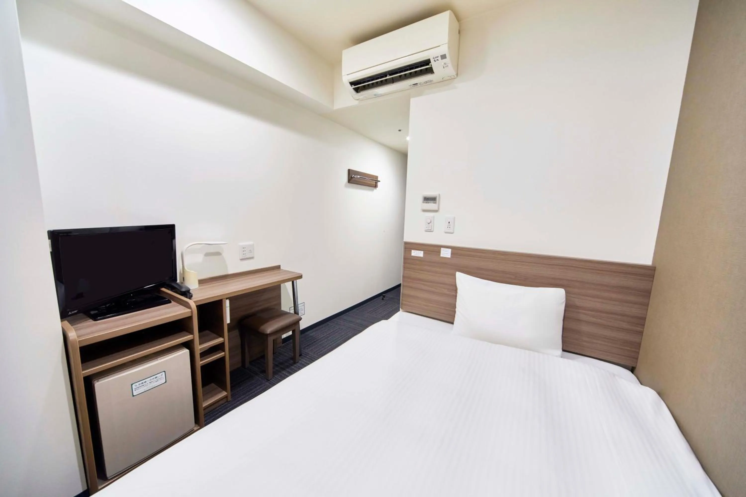 Photo of the whole room, Bed in Washington R&B Hotel Hakata Ekimae 2