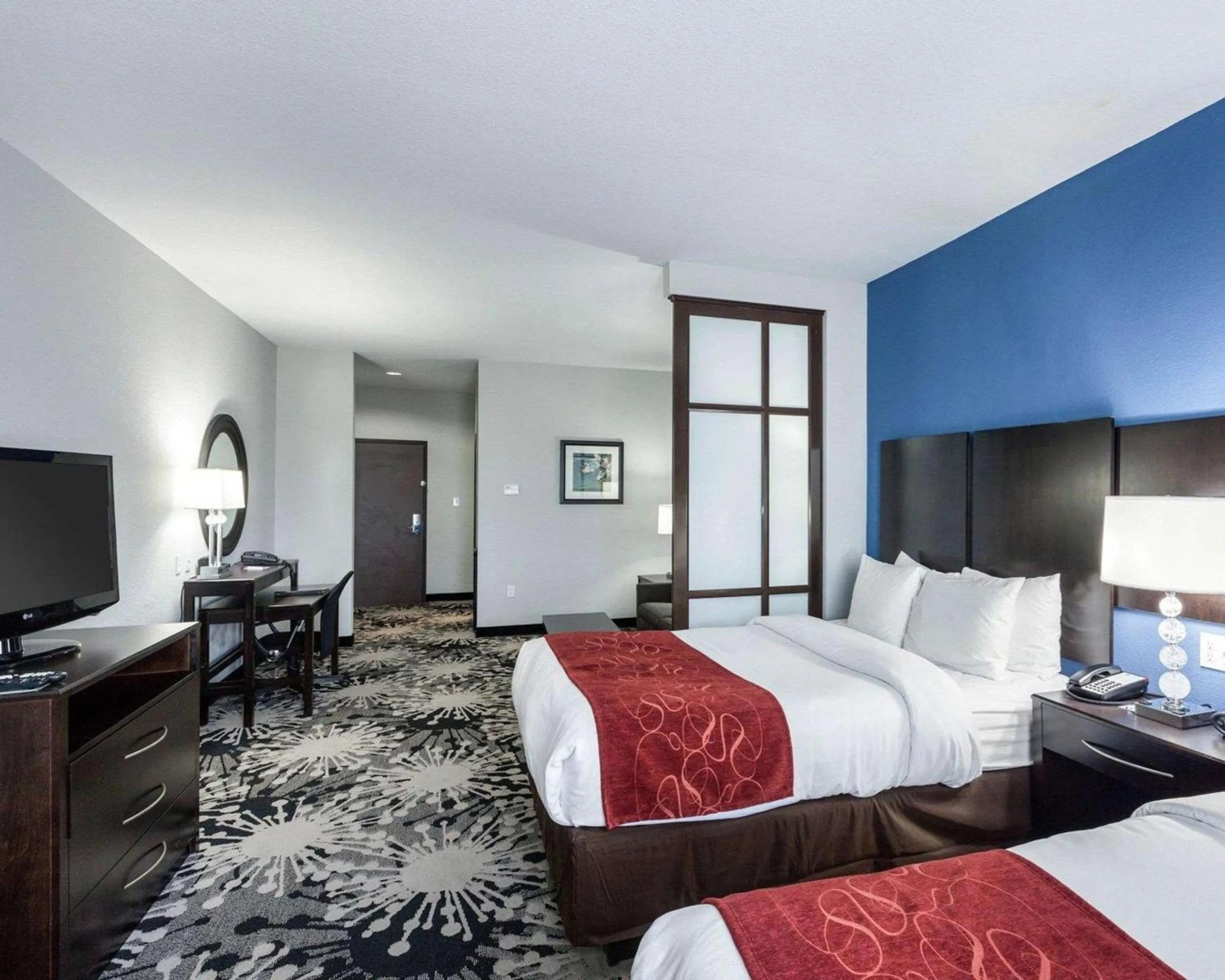 Photo of the whole room, Bed in Comfort Suites Greenville