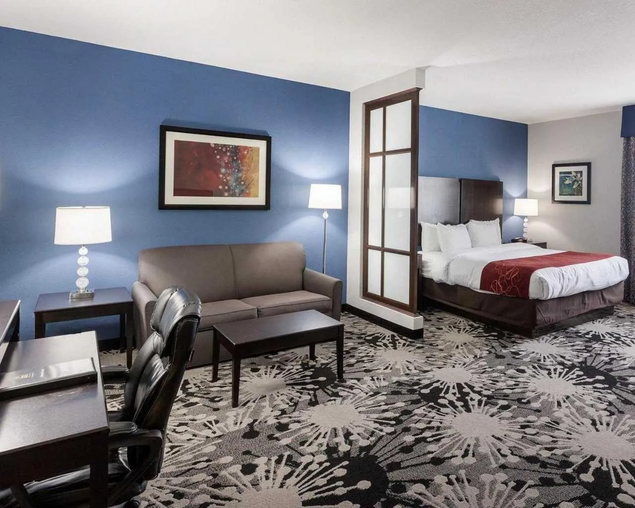 Living room, Bed in Comfort Suites Greenville