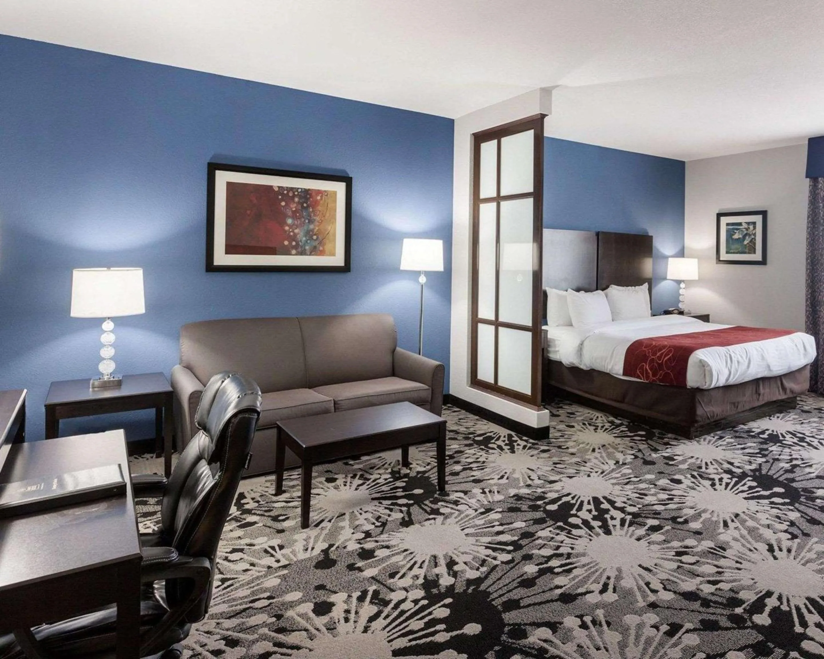 Photo of the whole room, Bed in Comfort Suites Greenville