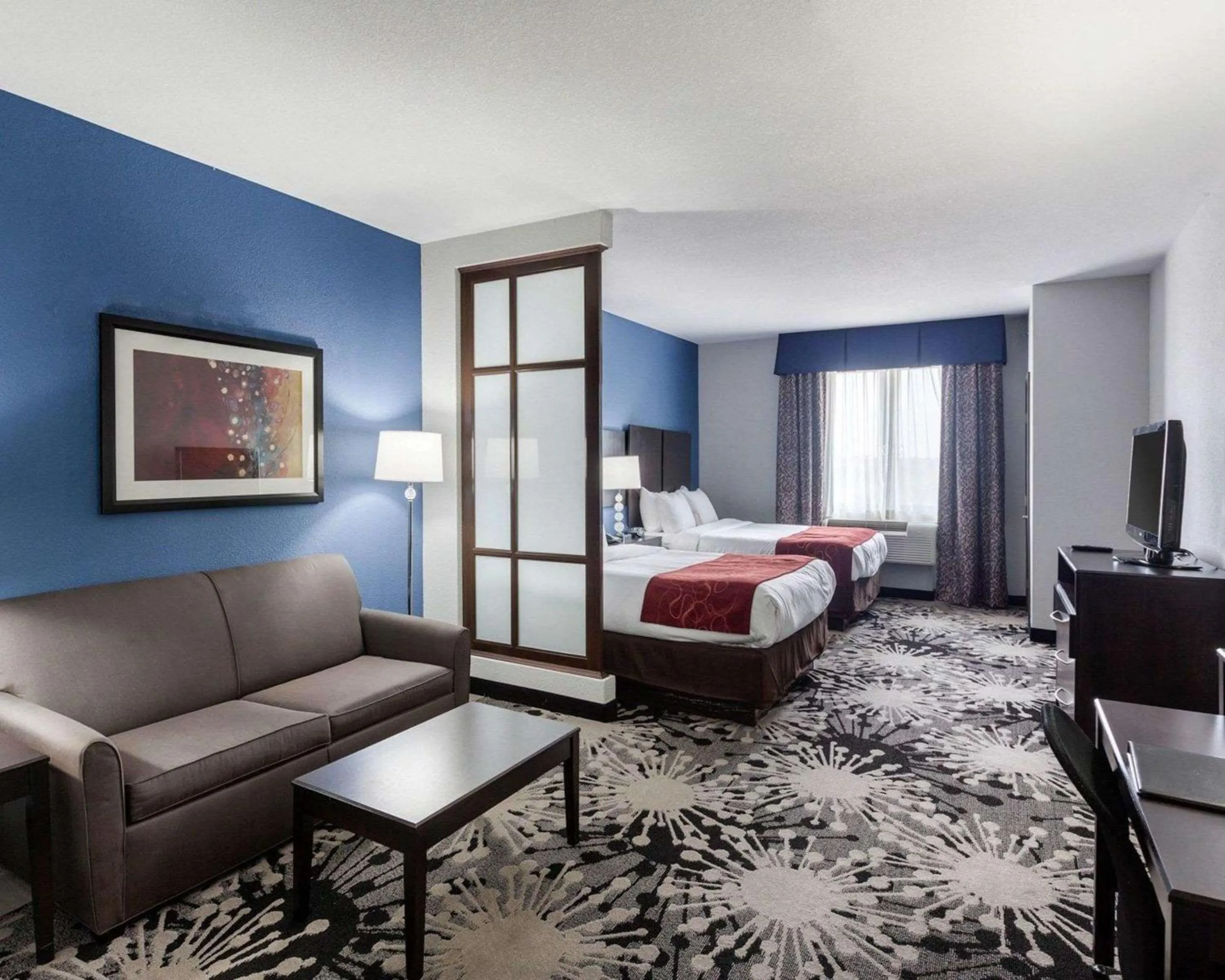 Photo of the whole room, Bed in Comfort Suites Greenville