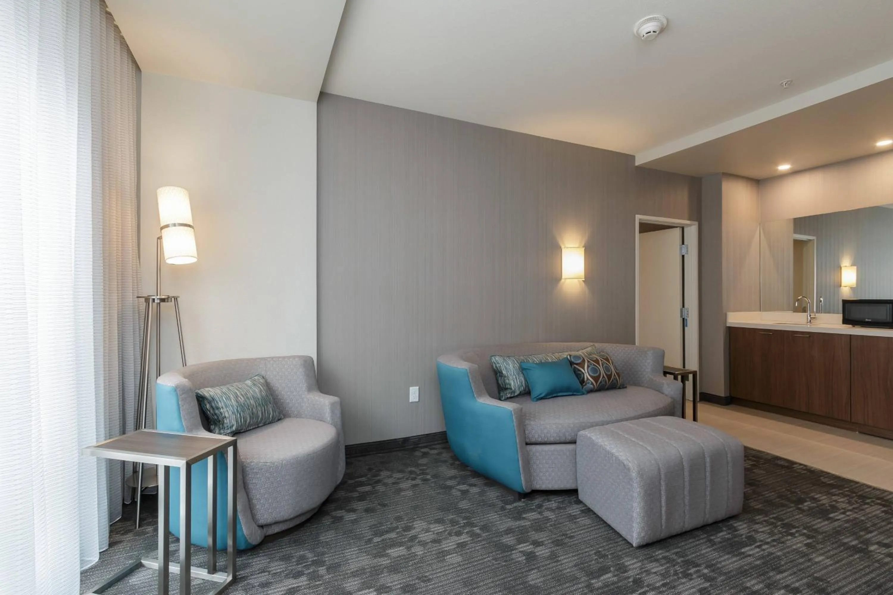 Living room in Courtyard by Marriott South Bend Downtown