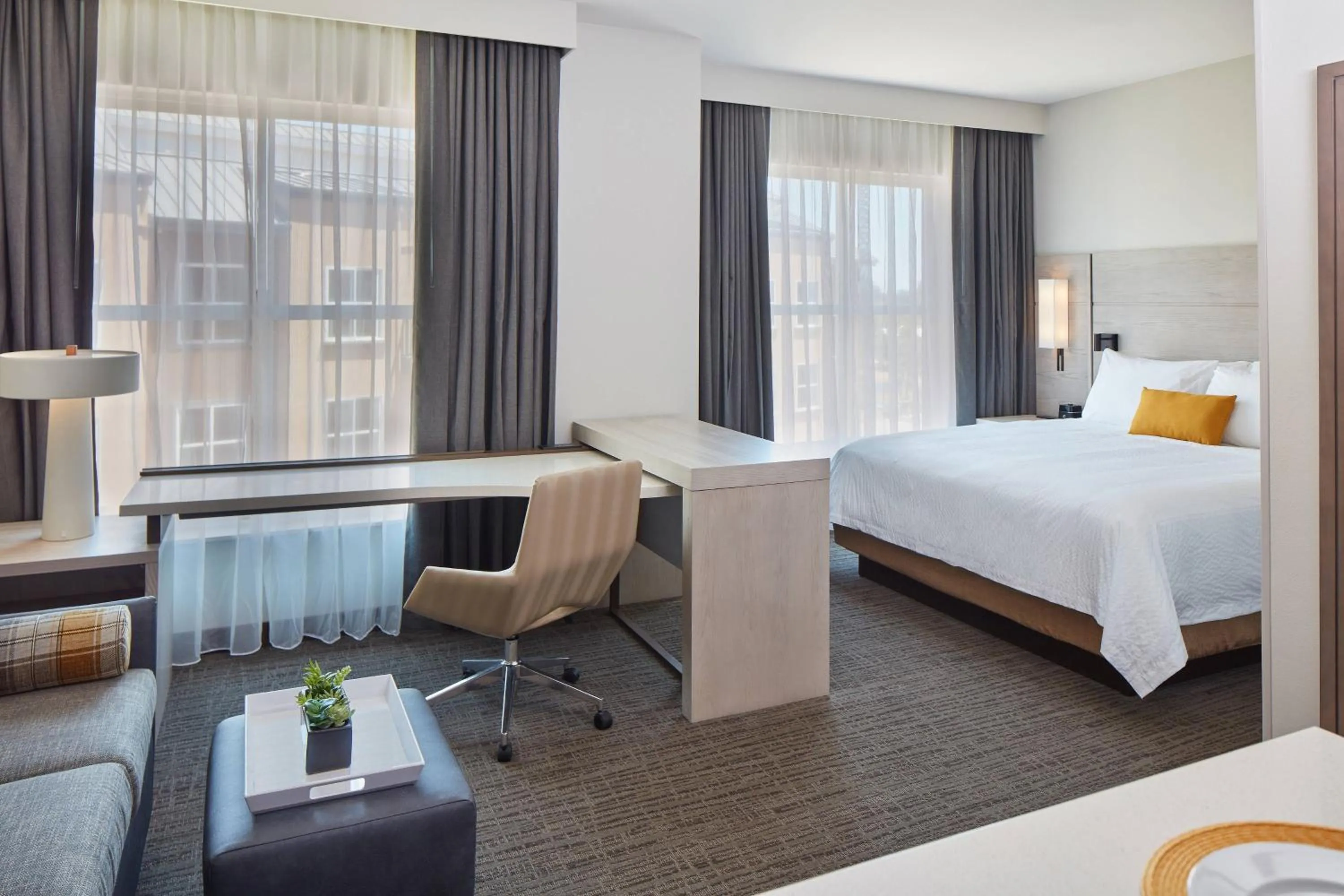 Photo of the whole room, Bed in Hotel Trio Healdsburg