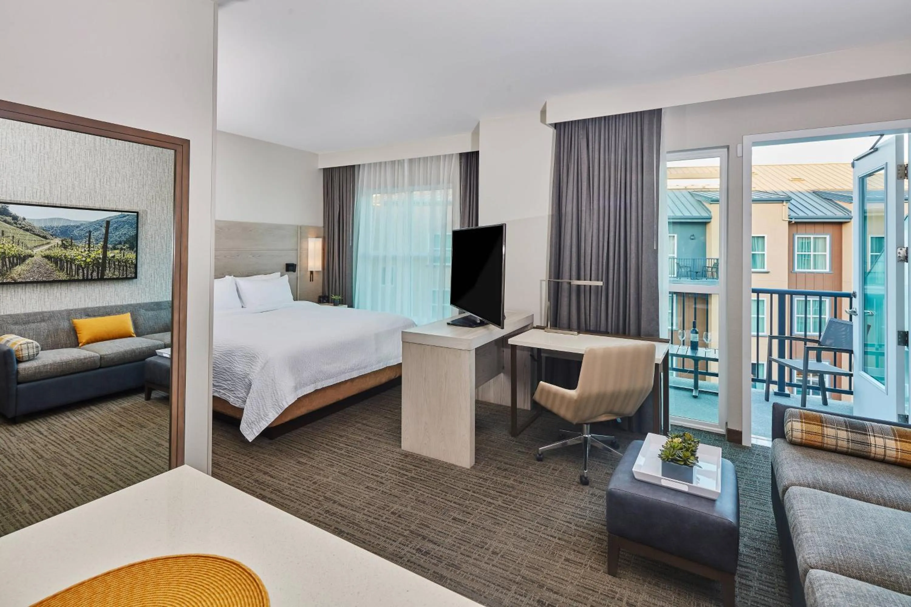 Photo of the whole room, Bed in Hotel Trio Healdsburg