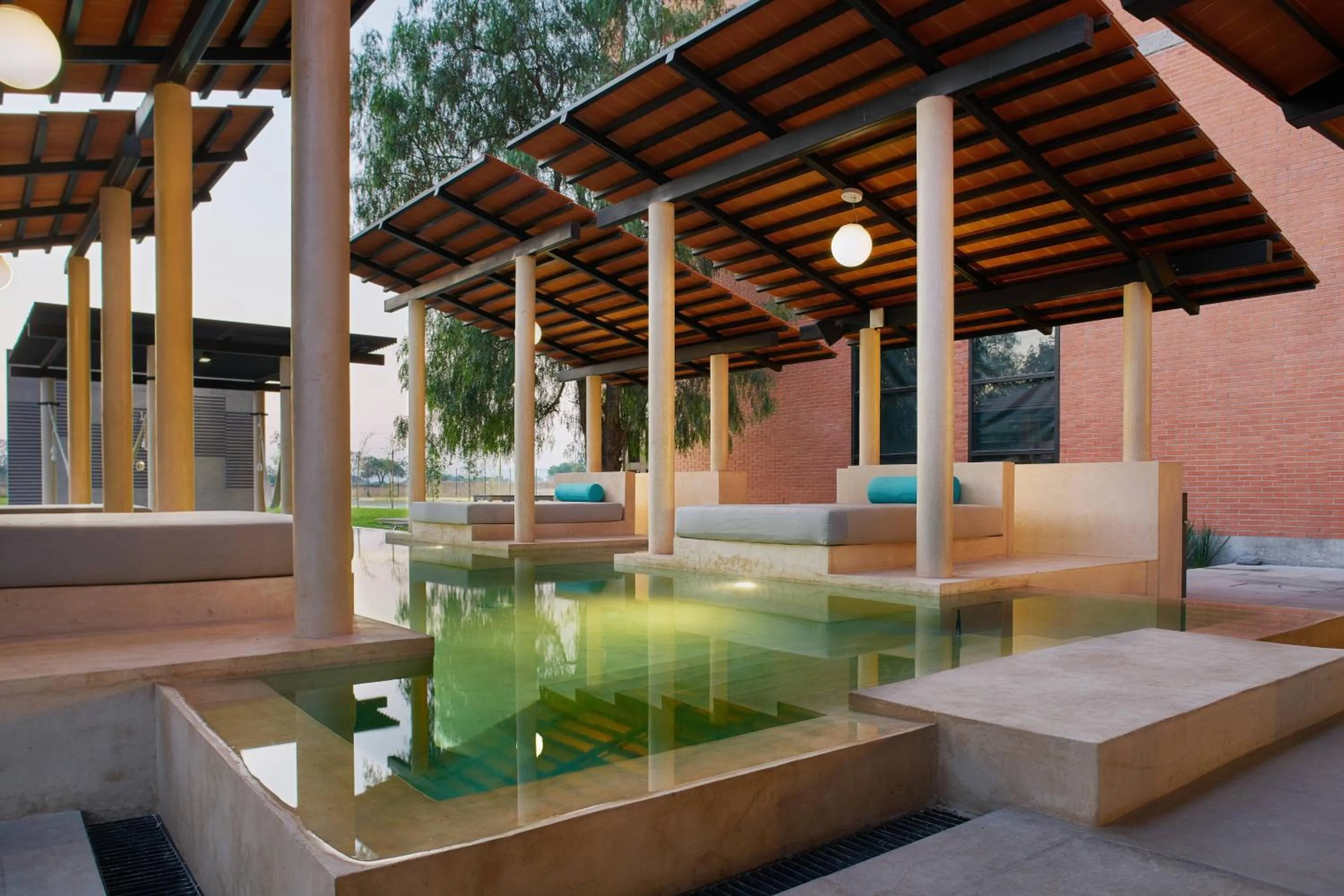 Swimming pool in Aloft Celaya