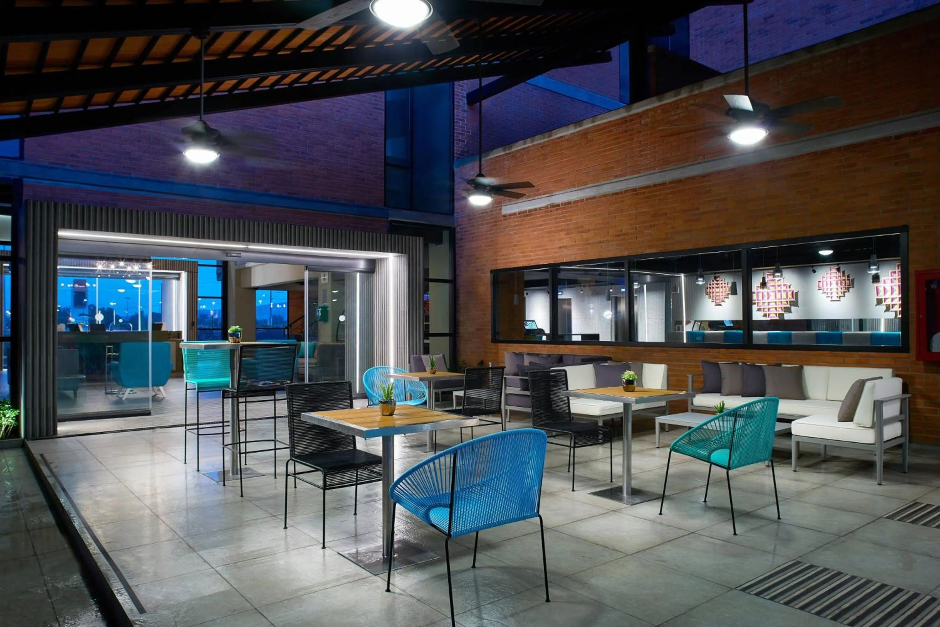 Restaurant/places to eat in Aloft Celaya