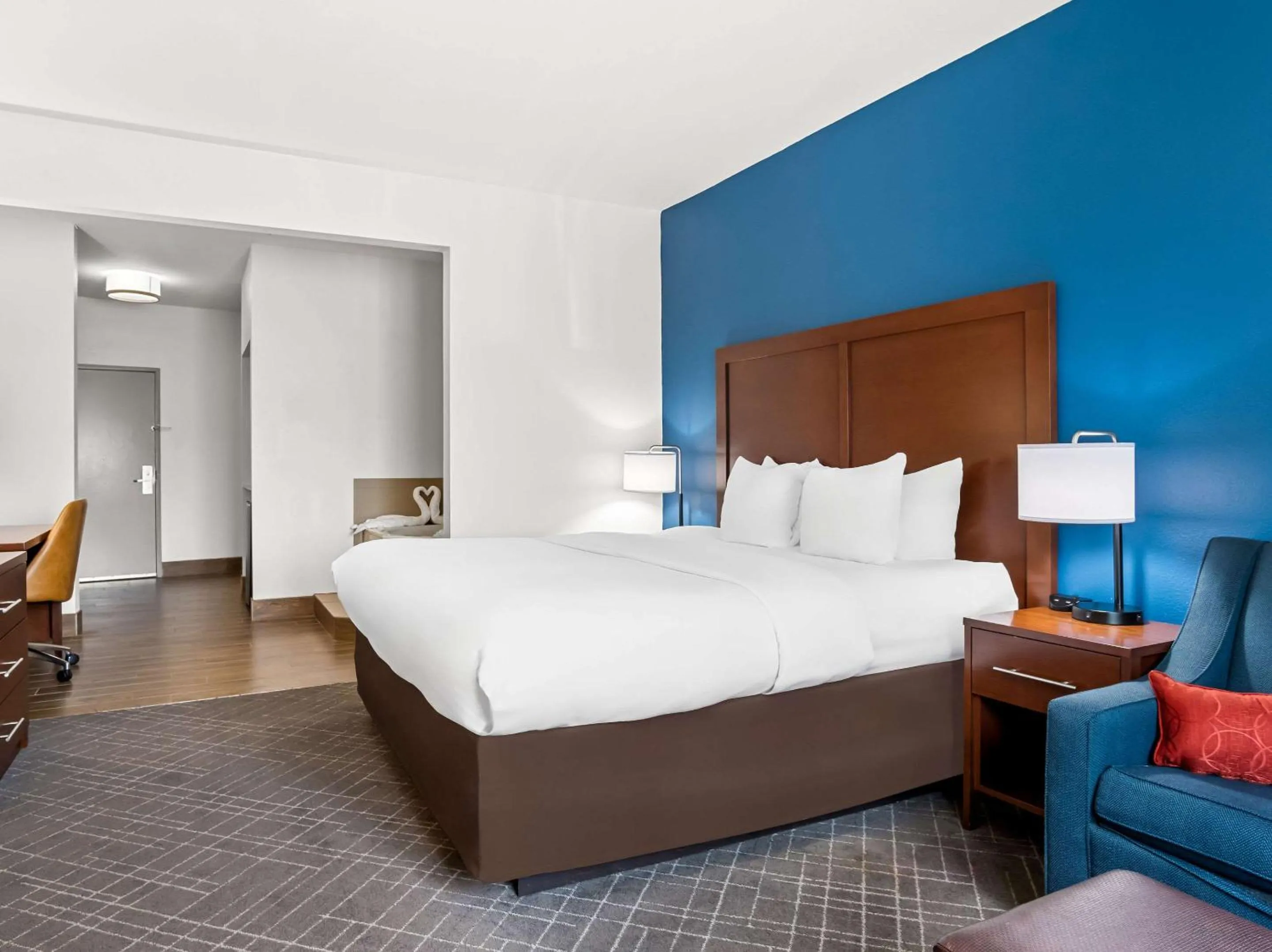 Bedroom, Bed in Comfort Suites Lindale