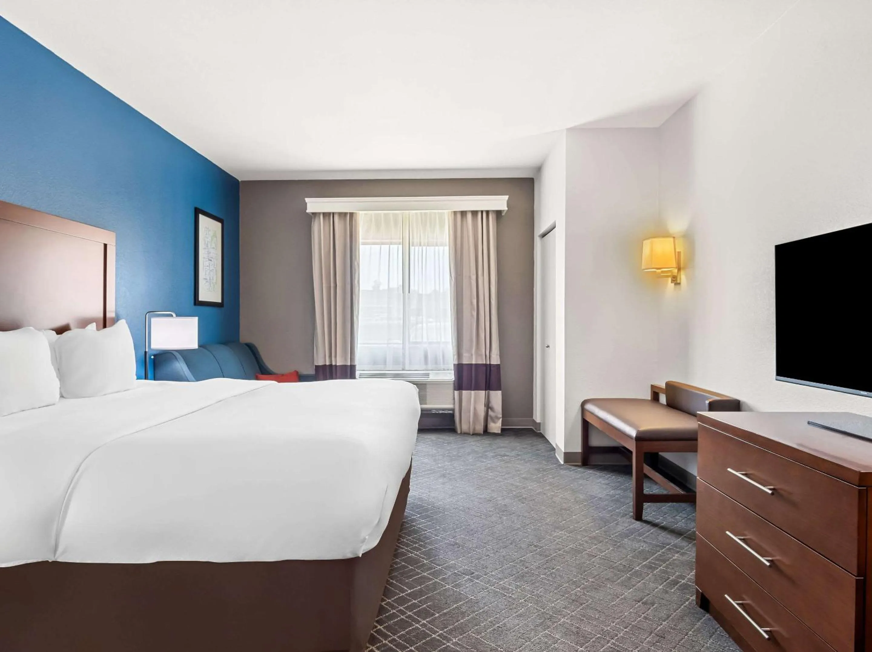 Bedroom, Bed in Comfort Suites Lindale