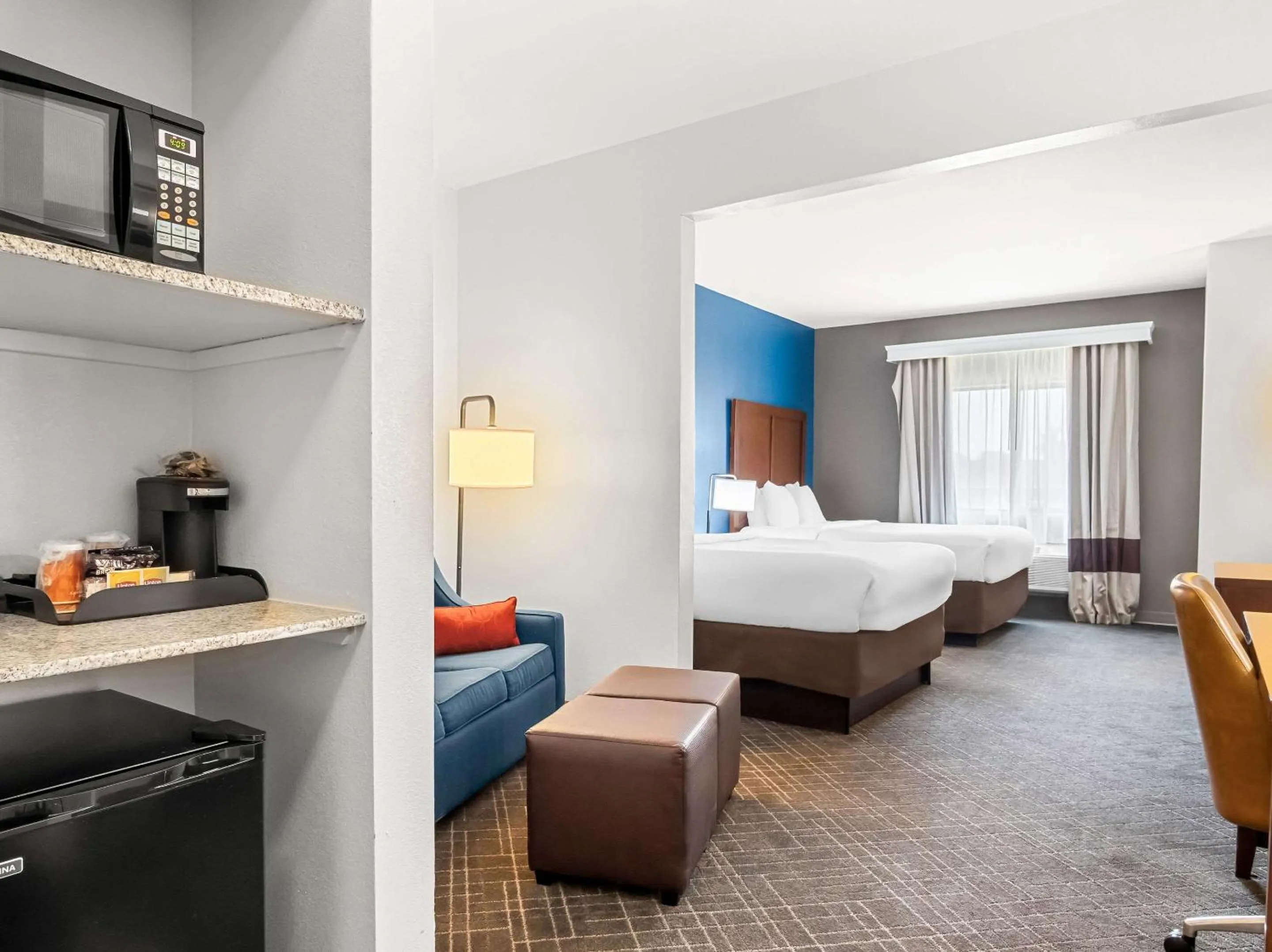 Bedroom, Bed in Comfort Suites Lindale