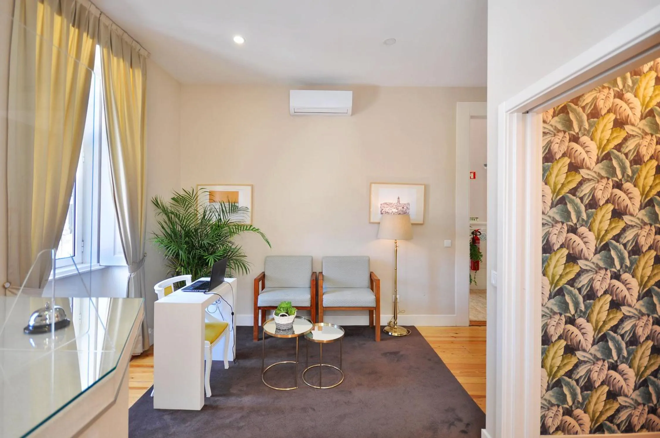 Communal lounge/ TV room in Porto Charming Hotel