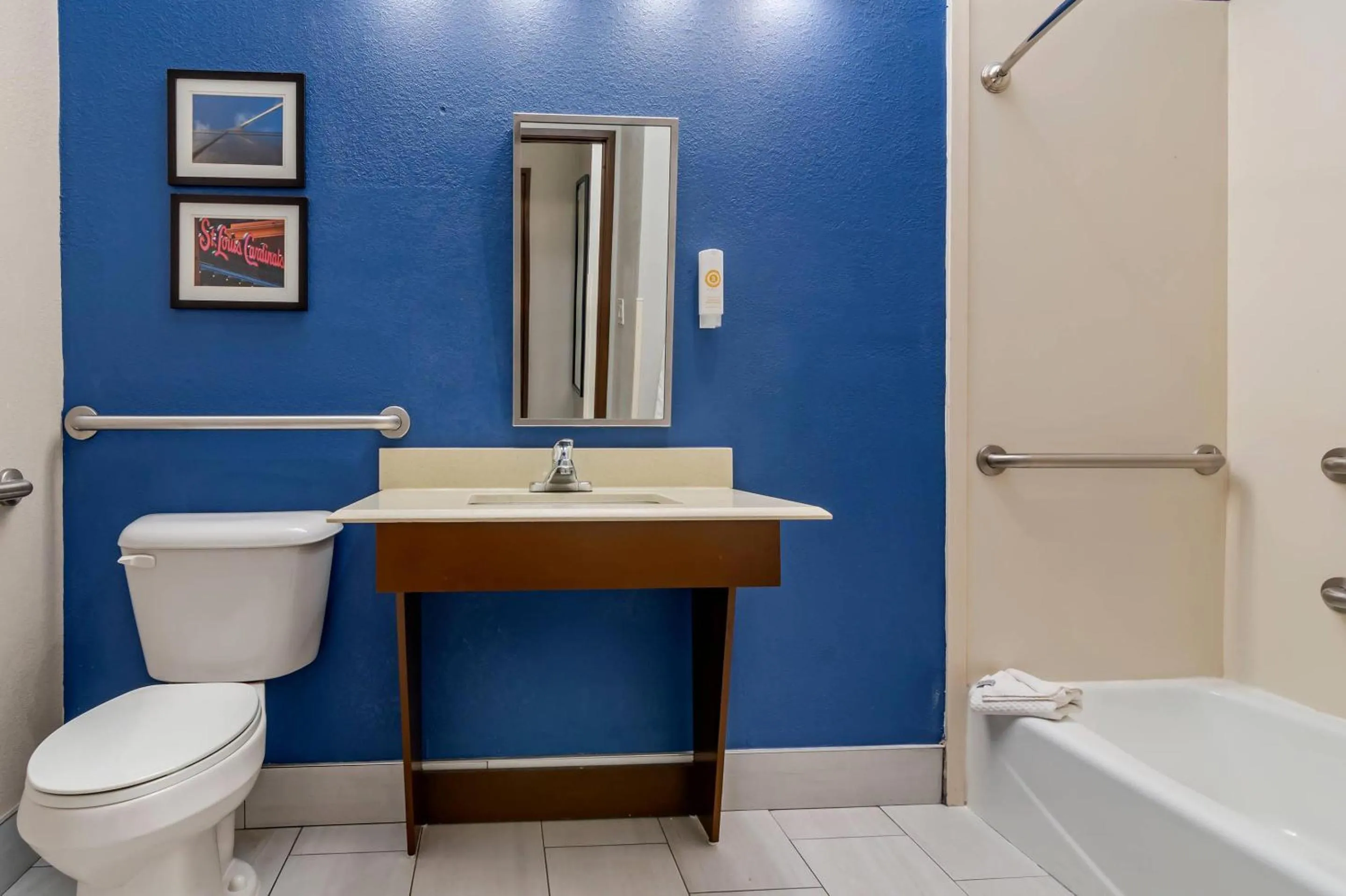 Bedroom in Comfort Suites St Charles-St Louis